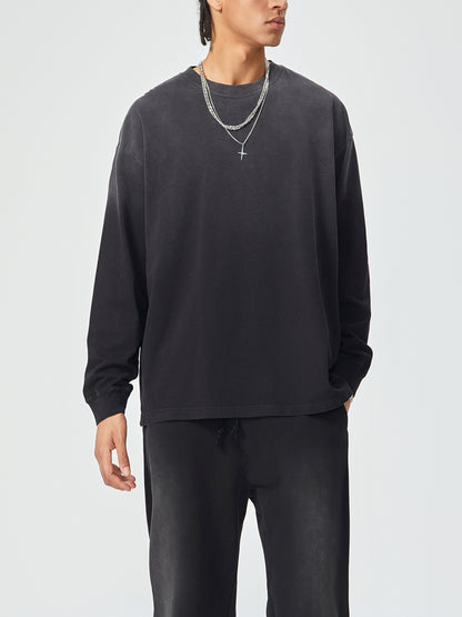 Model styling VÉRON unisex long sleeve shirt in modern urban outfit 6