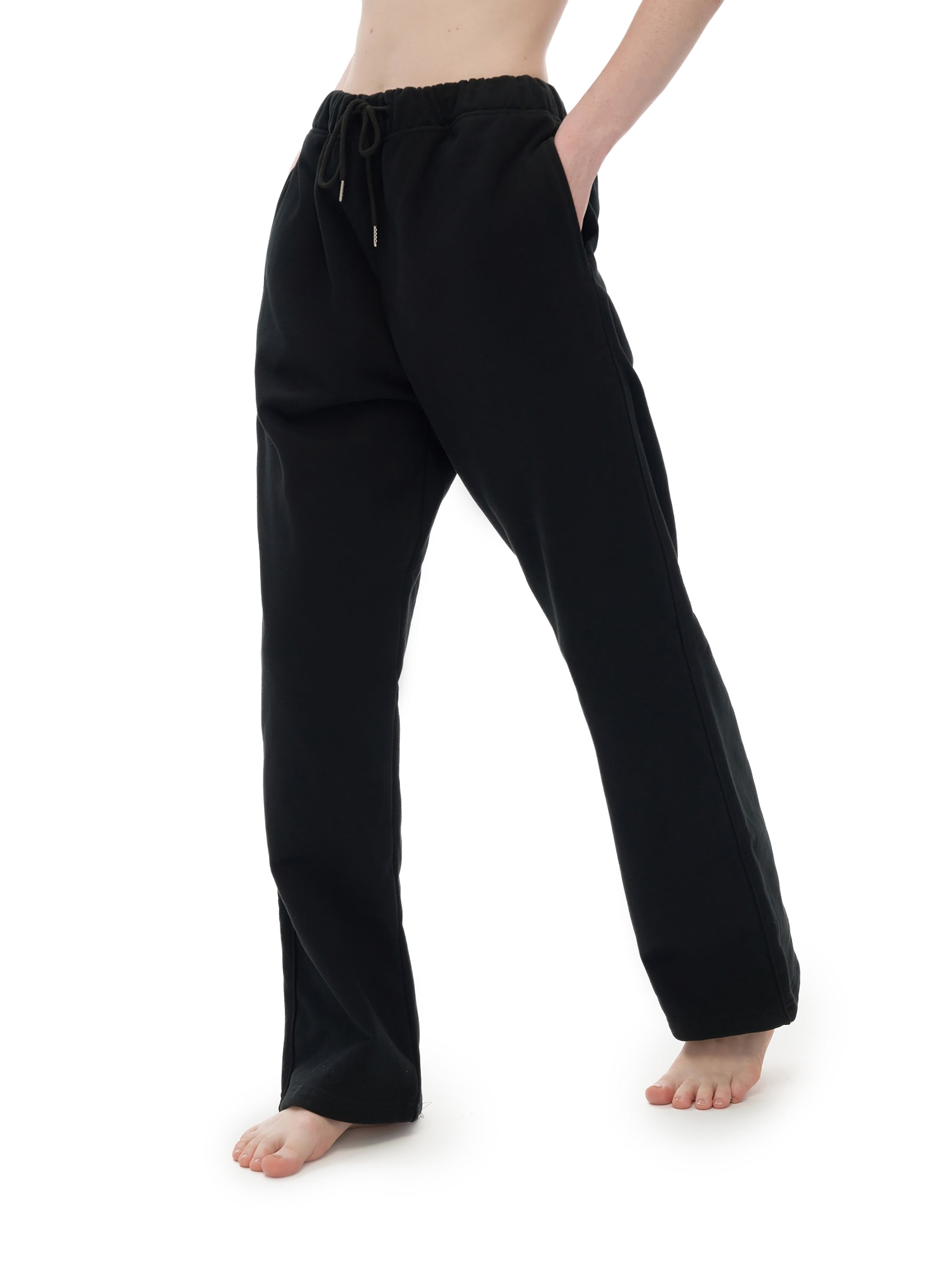 Model styling VÉRON Crème de Luxe sweatpants 5