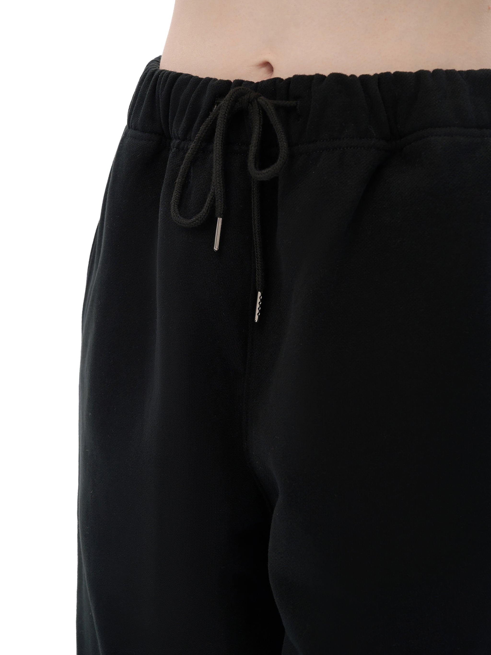 Model styling VÉRON Crème de Luxe sweatpants 7