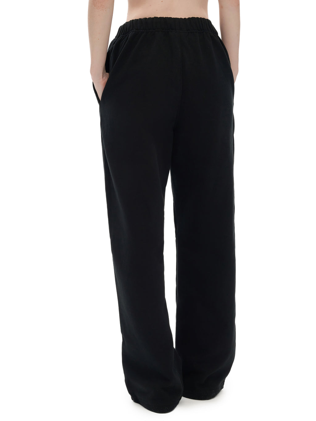Model styling VÉRON Crème de Luxe sweatpants 6