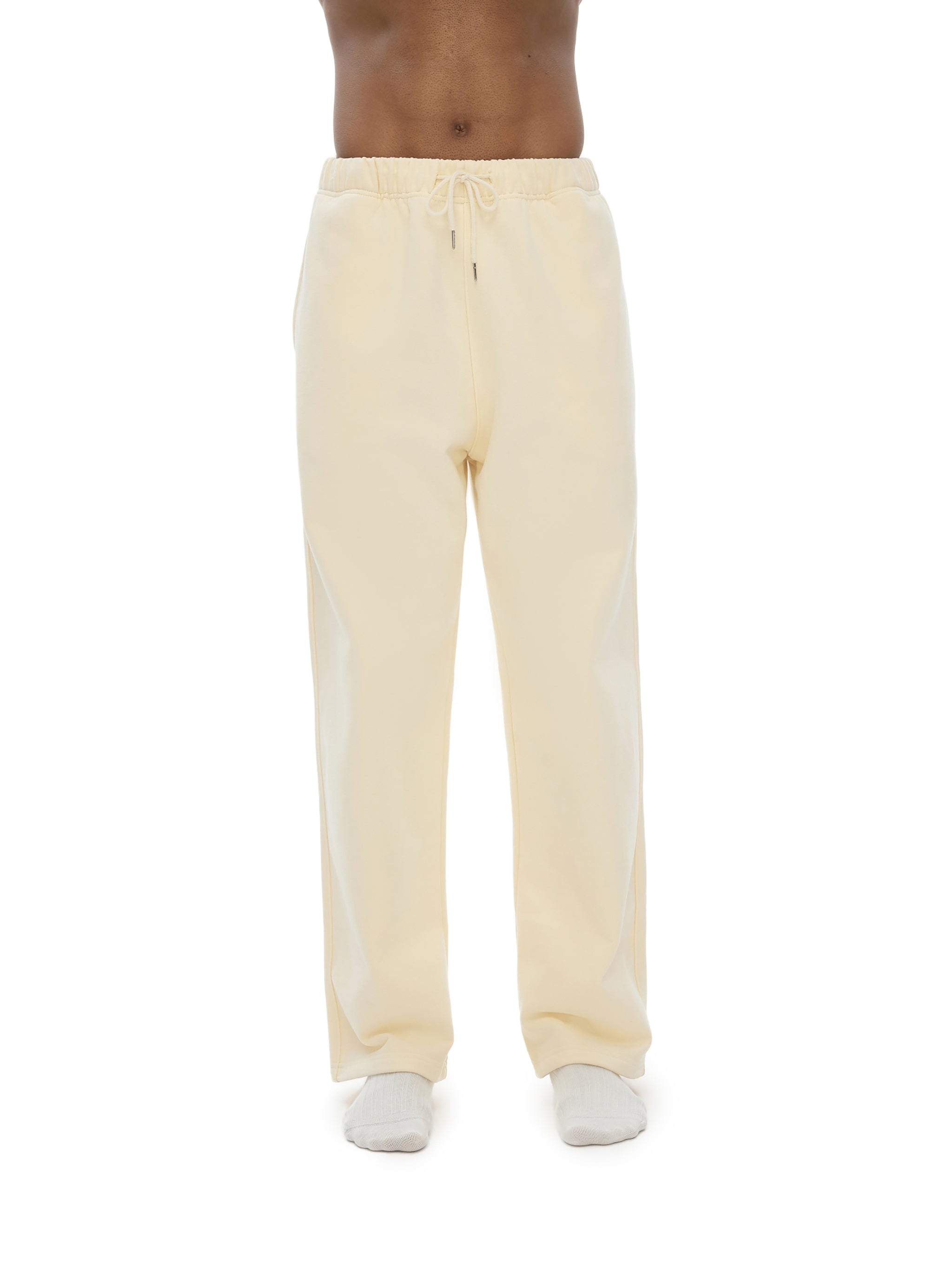 Model styling VÉRON Crème de Luxe sweatpants 1