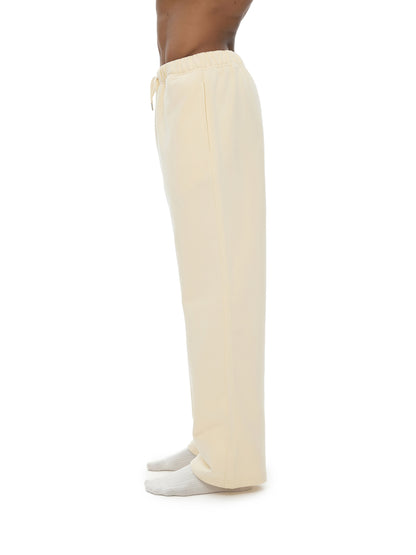 Model styling VÉRON Crème de Luxe sweatpants 3