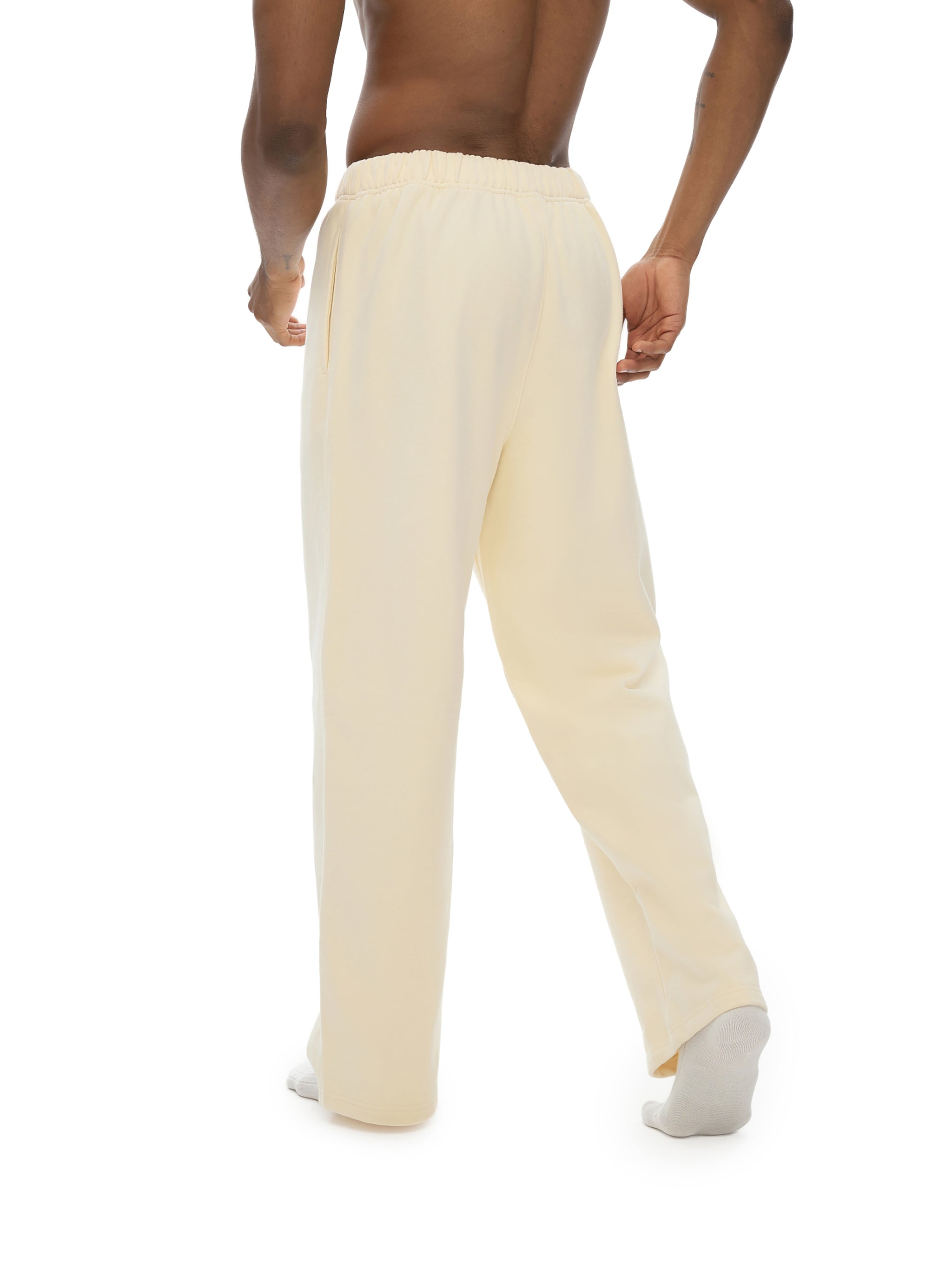 Model styling VÉRON Crème de Luxe sweatpants 2