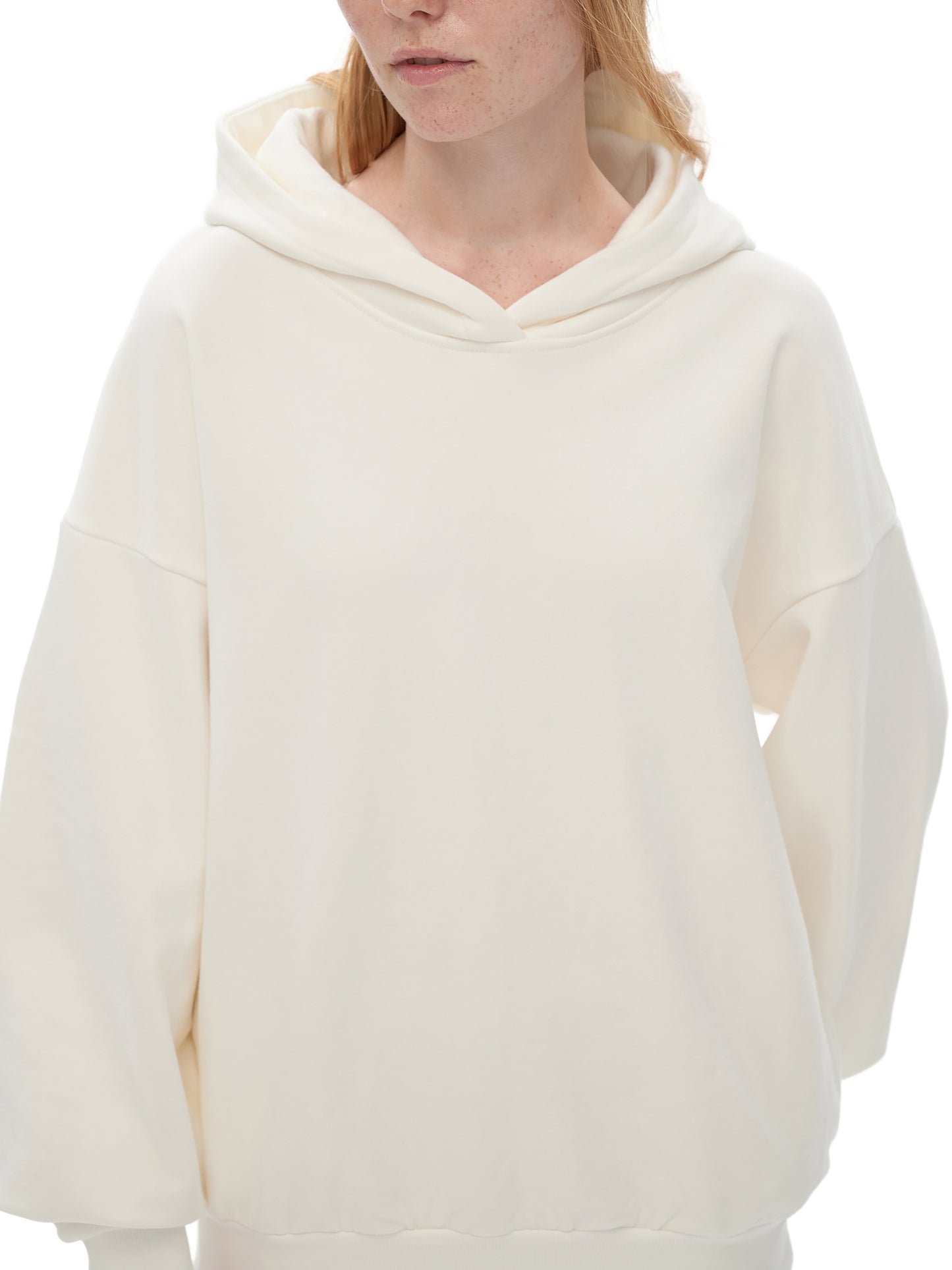 Model styling VÉRON heavyweight hoodie 4