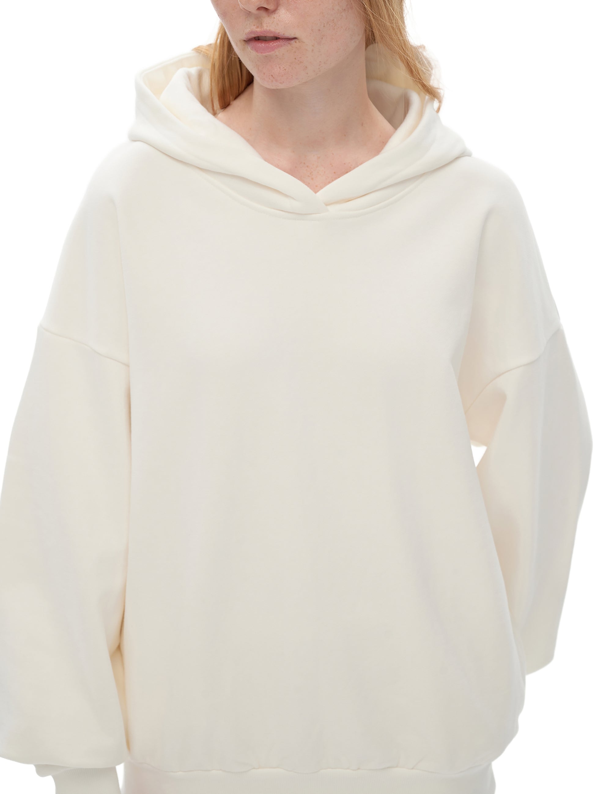 Model styling VÉRON heavyweight hoodie 4