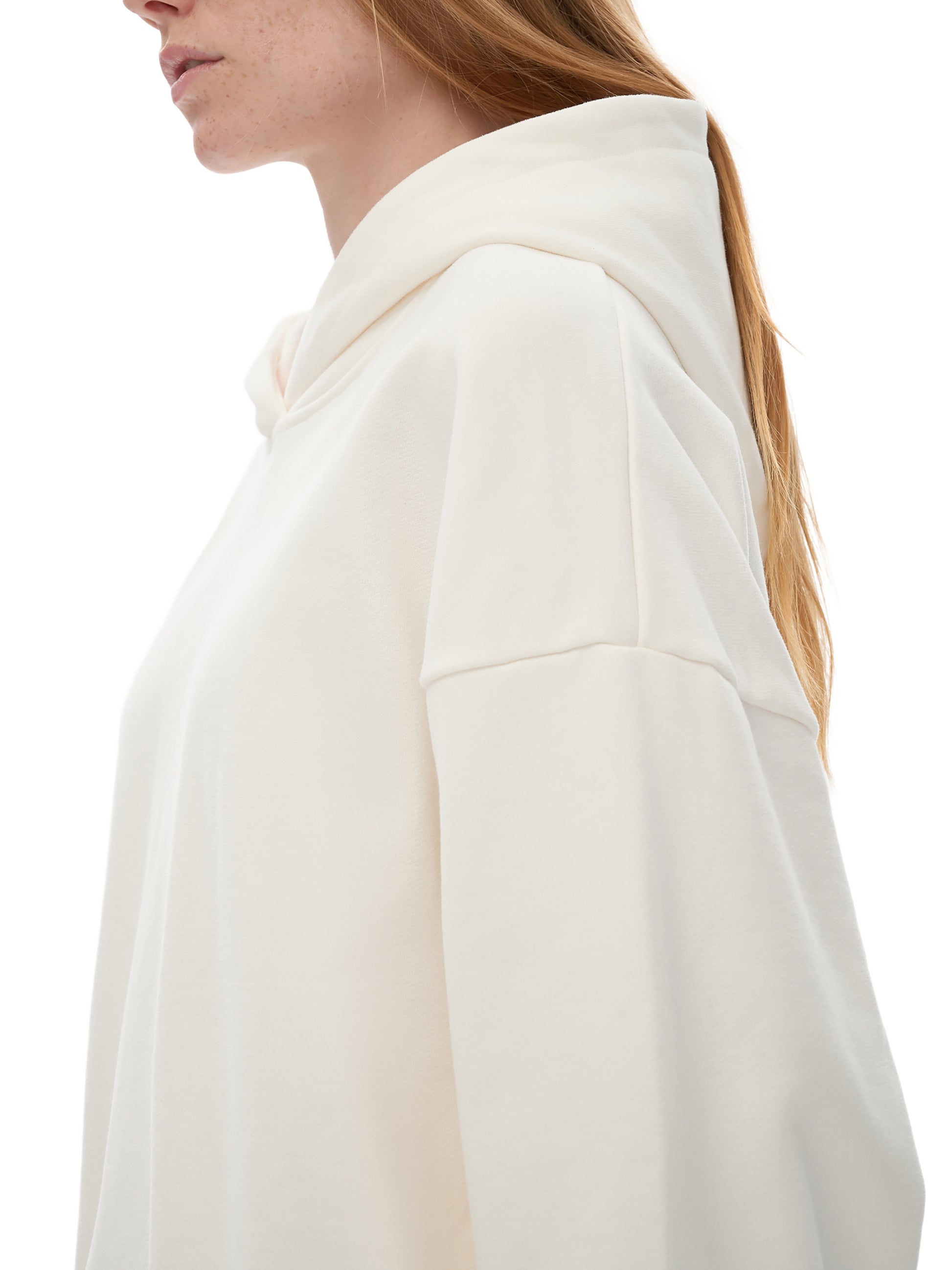 Model styling VÉRON heavyweight hoodie 6