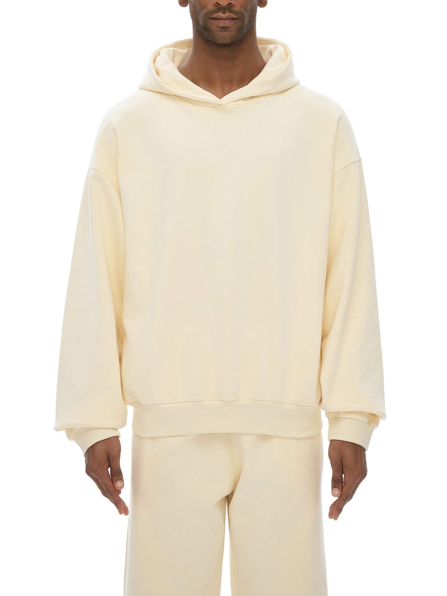 Model styling VÉRON heavyweight hoodie 3