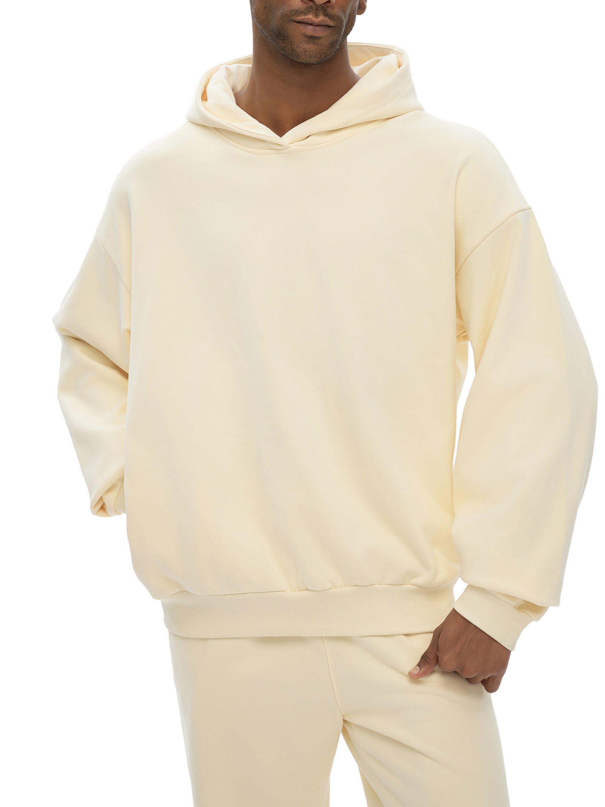 Model styling VÉRON heavyweight hoodie 1
