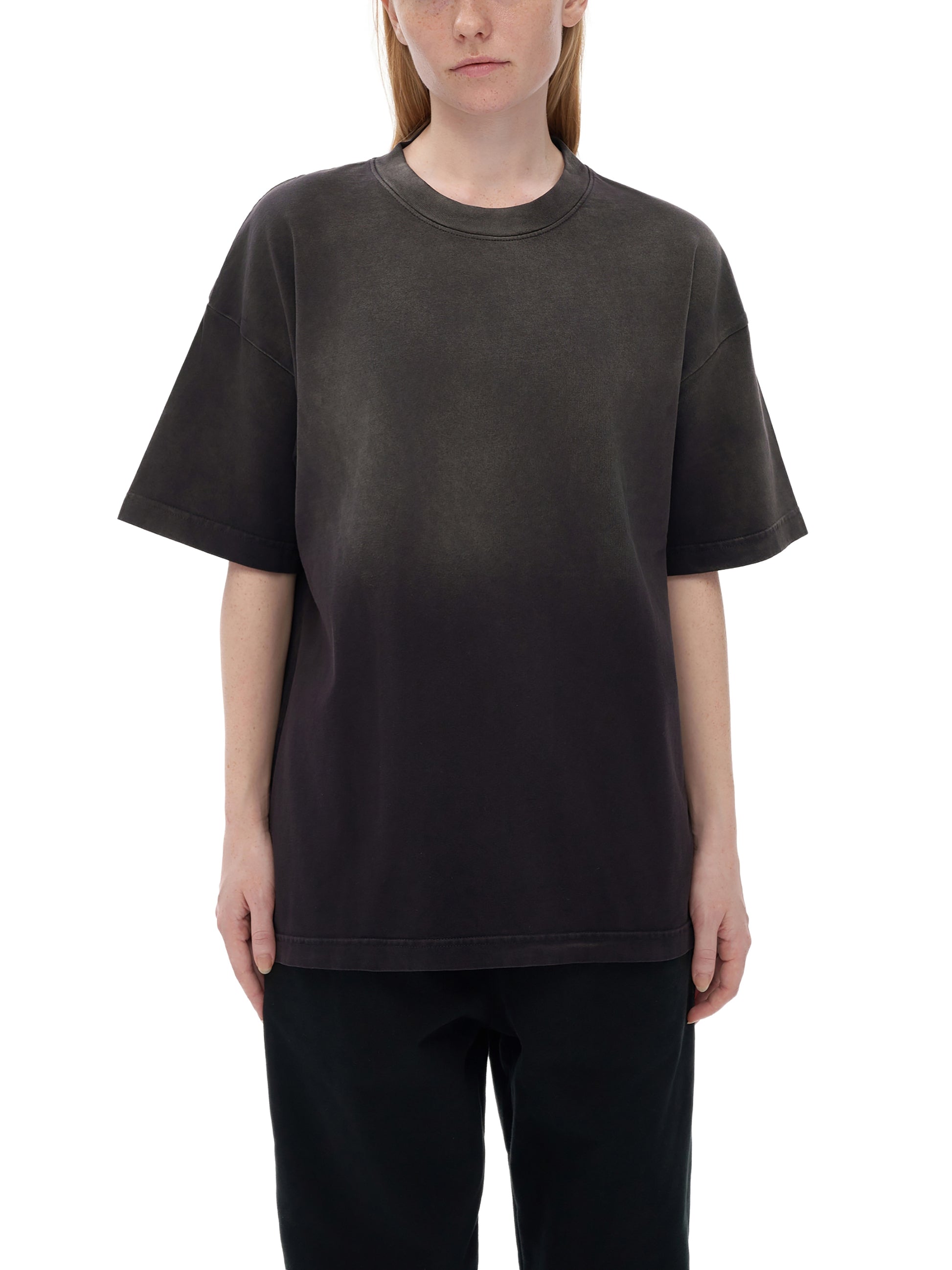 Model styling VÉRON Avenue de Wagram gradient streetwear tee 5