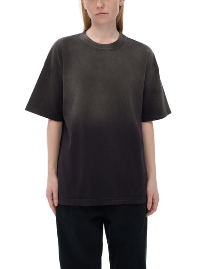 Model styling VÉRON Avenue de Wagram gradient streetwear tee 5