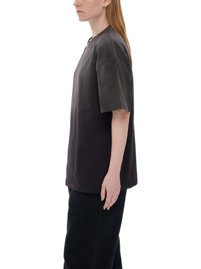 Model styling VÉRON Avenue de Wagram gradient streetwear tee 6