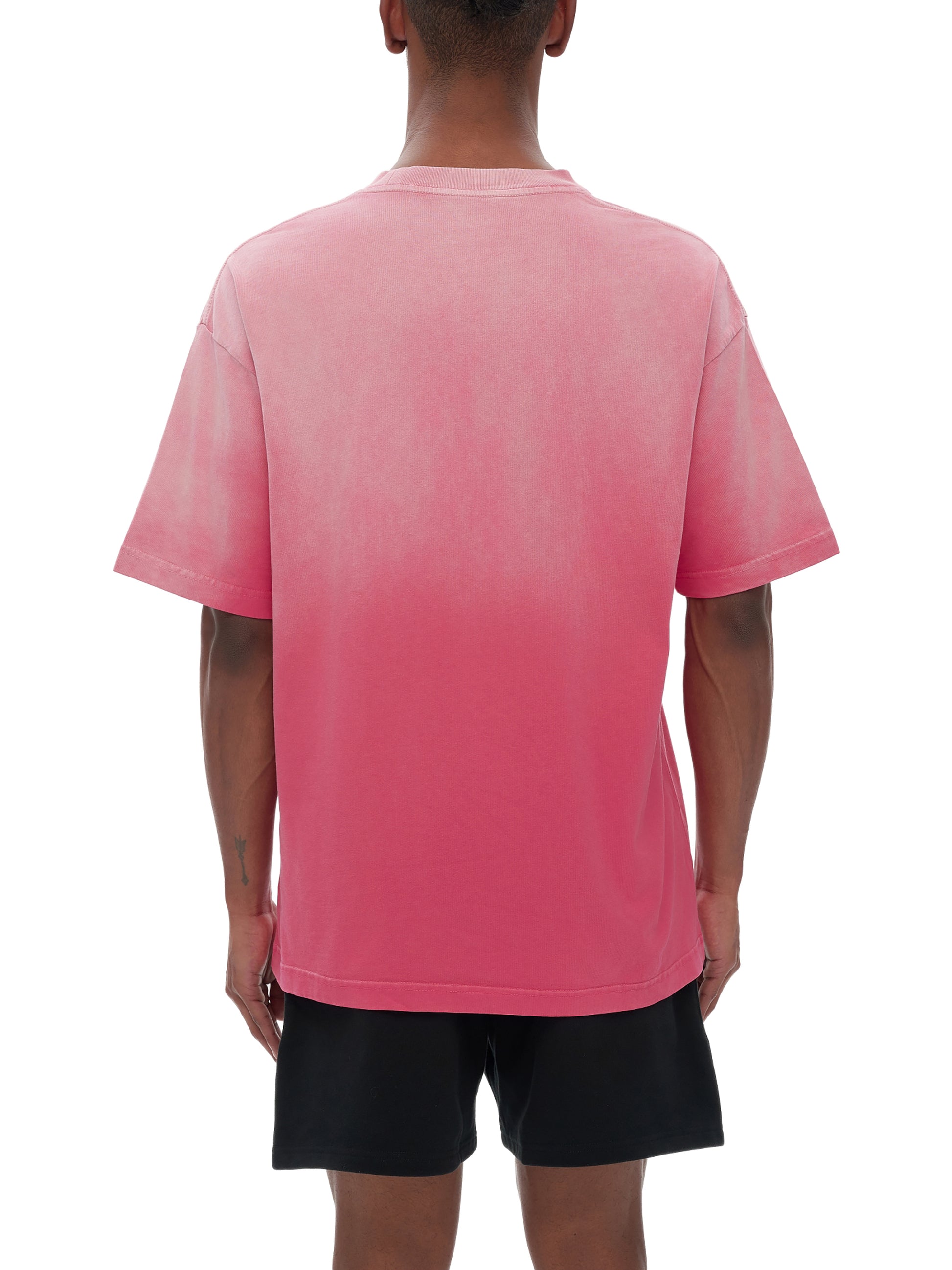 Model styling VÉRON Avenue de Wagram gradient streetwear tee 4