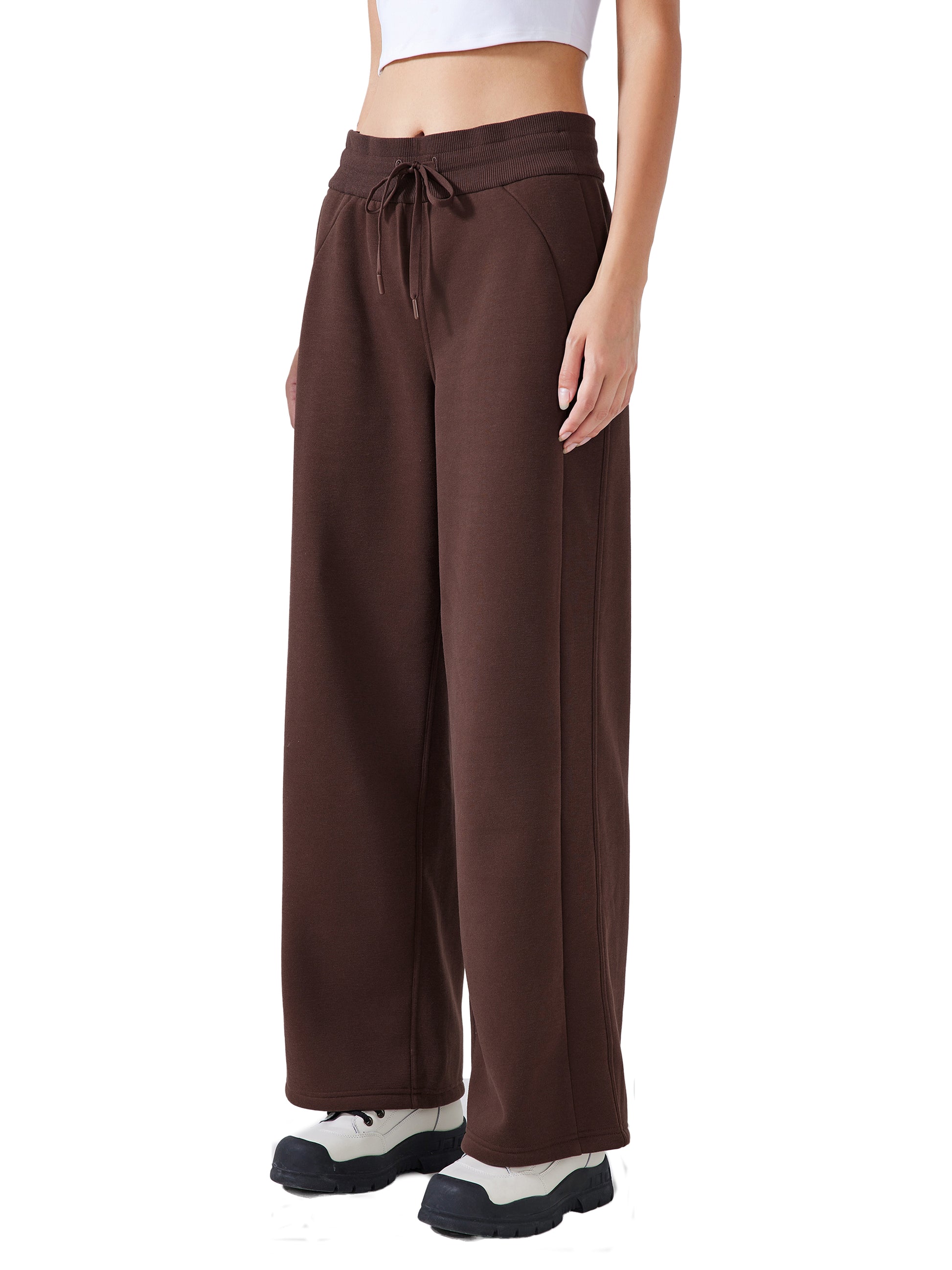 Model styling VÉRON Tourmaline pants 4