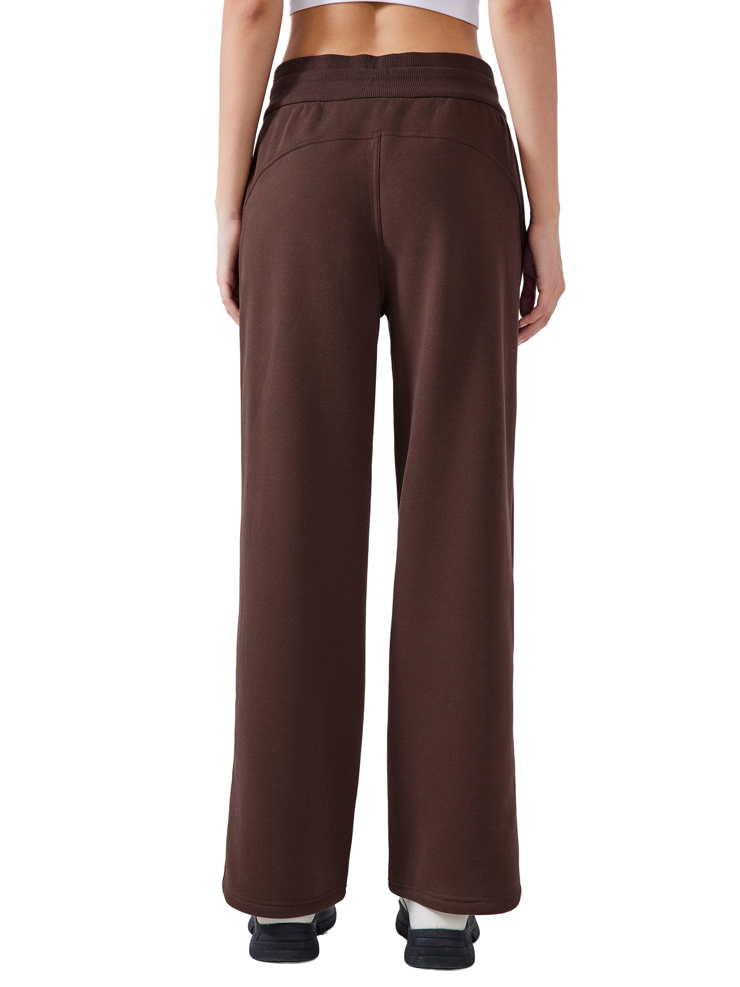 Model styling VÉRON Tourmaline pants 2