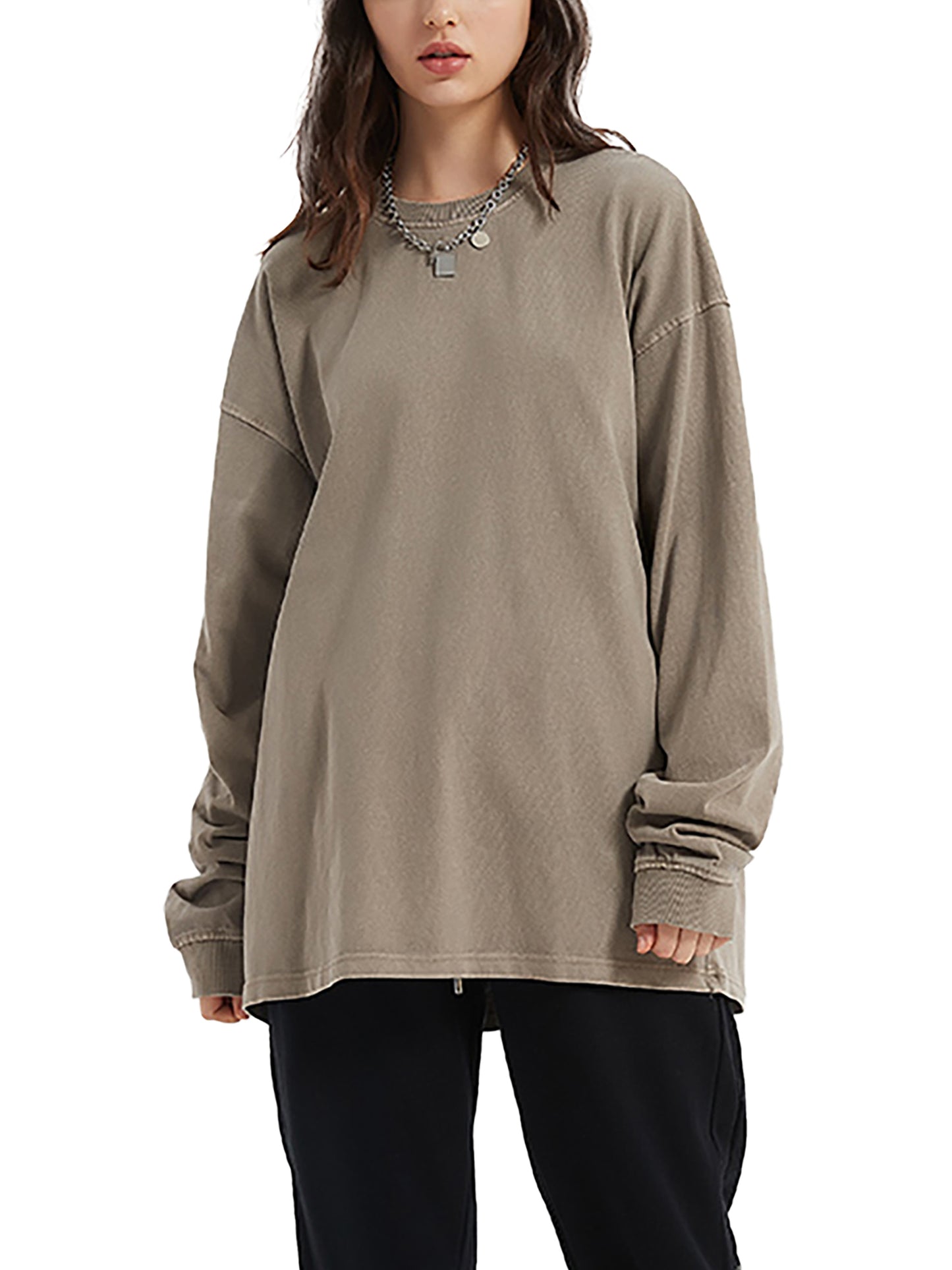 Model styling VÉRON Avenue Kléber premium long sleeve Paris streetwear 5