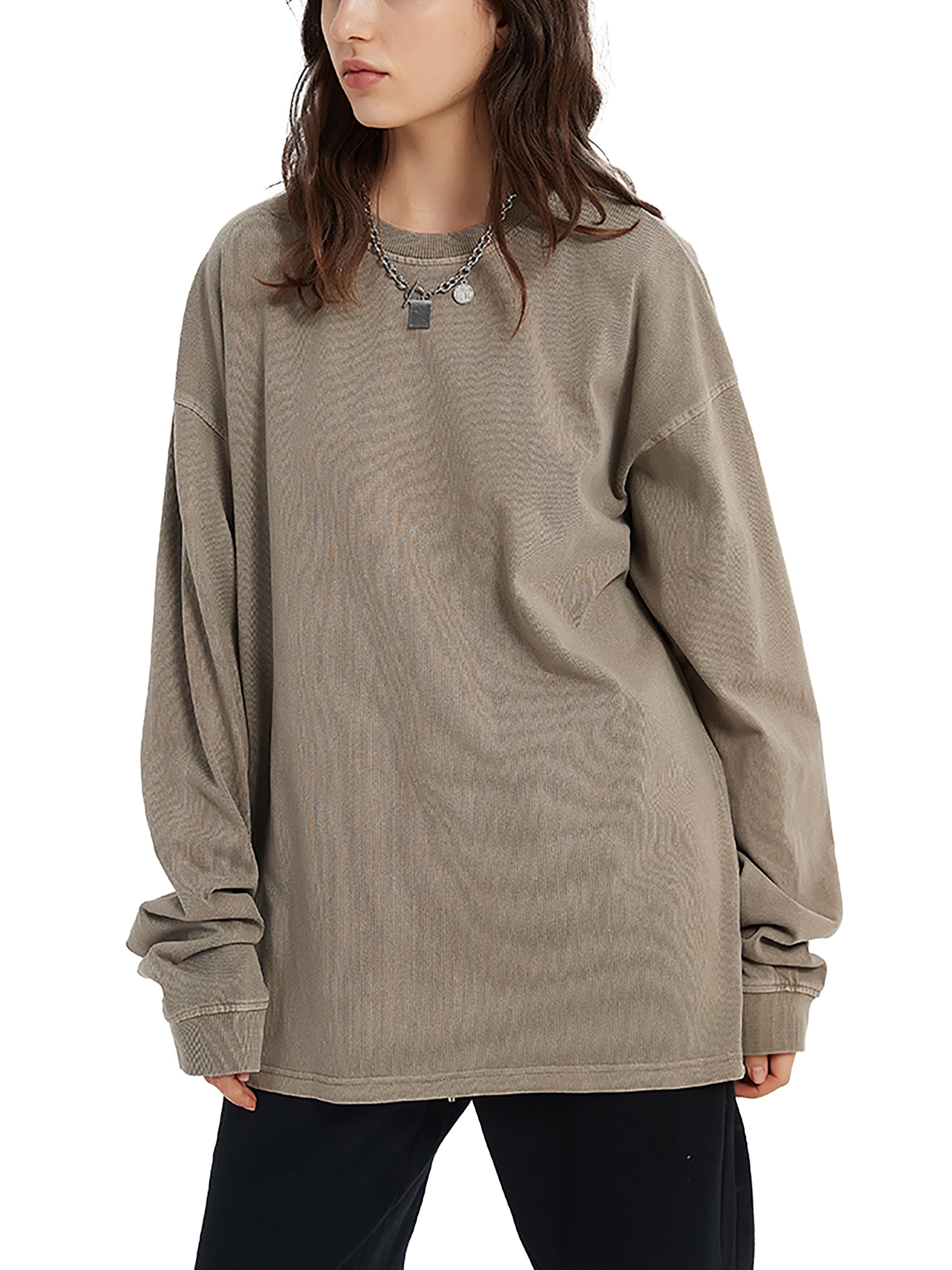 Model styling VÉRON Avenue Kléber premium long sleeve Paris streetwear 7