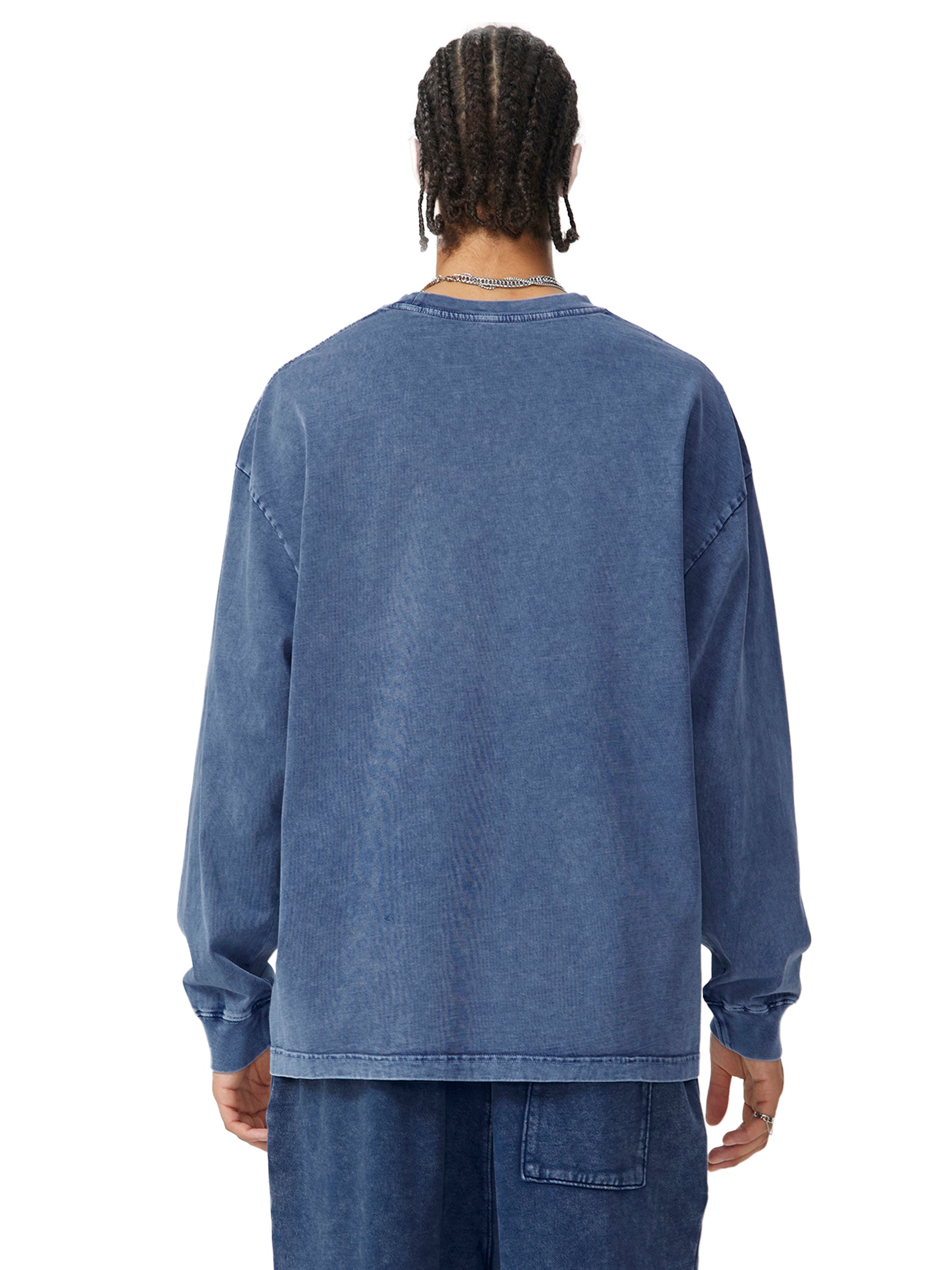 Model styling VÉRON Le Cavalier washed long sleeve shirt with jeans 2
