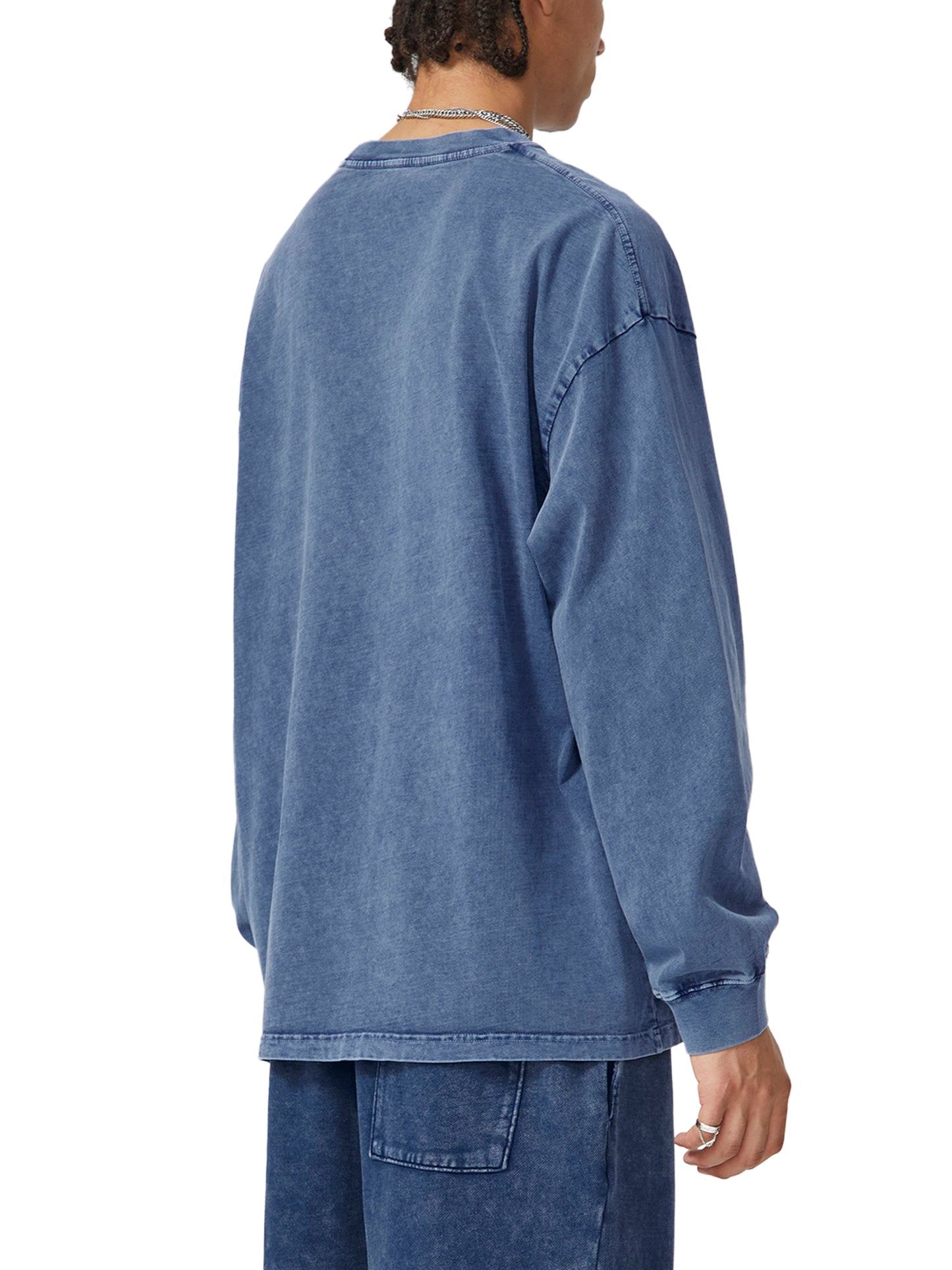 Model styling VÉRON Le Cavalier washed long sleeve shirt with jeans 3