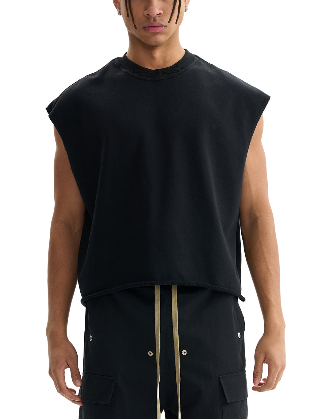Model styling VÉRON boxy tank with joggers urban look