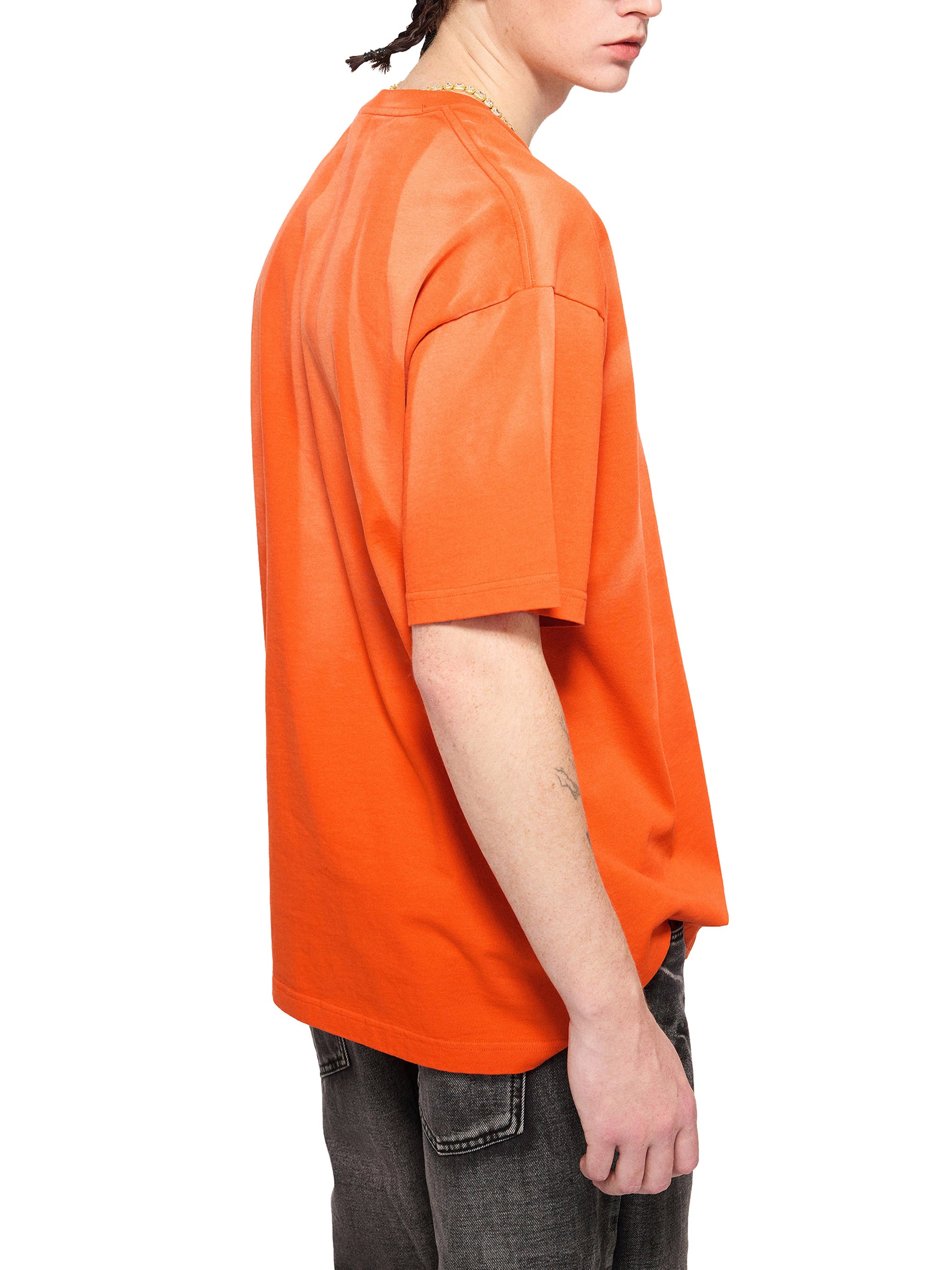 Model styling VÉRON Avenue Victor Hugo streetwear T-shirt in urban setting 3