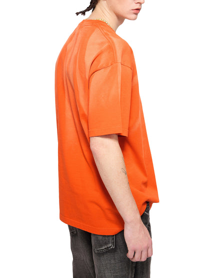 Model styling VÉRON Avenue Victor Hugo streetwear T-shirt in urban setting 3