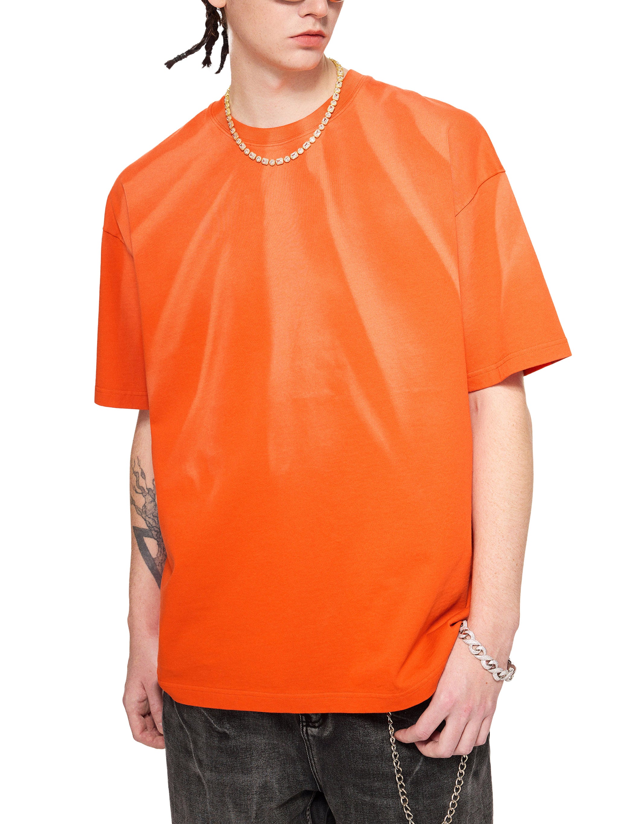 Model styling VÉRON Avenue Victor Hugo streetwear T-shirt in urban setting 1