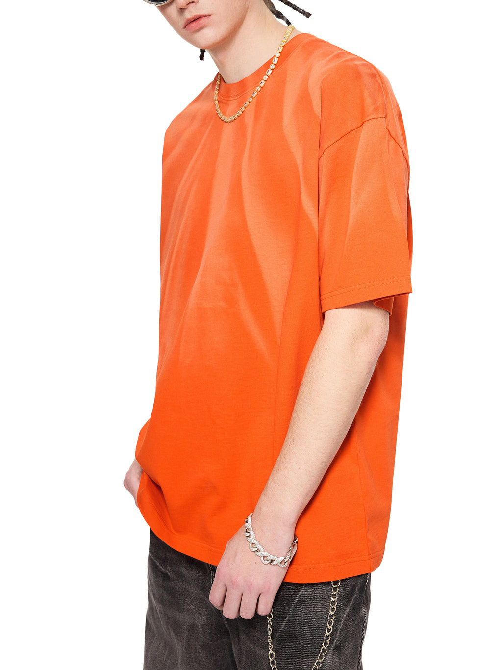 Model styling VÉRON Avenue Victor Hugo streetwear T-shirt in urban setting 4