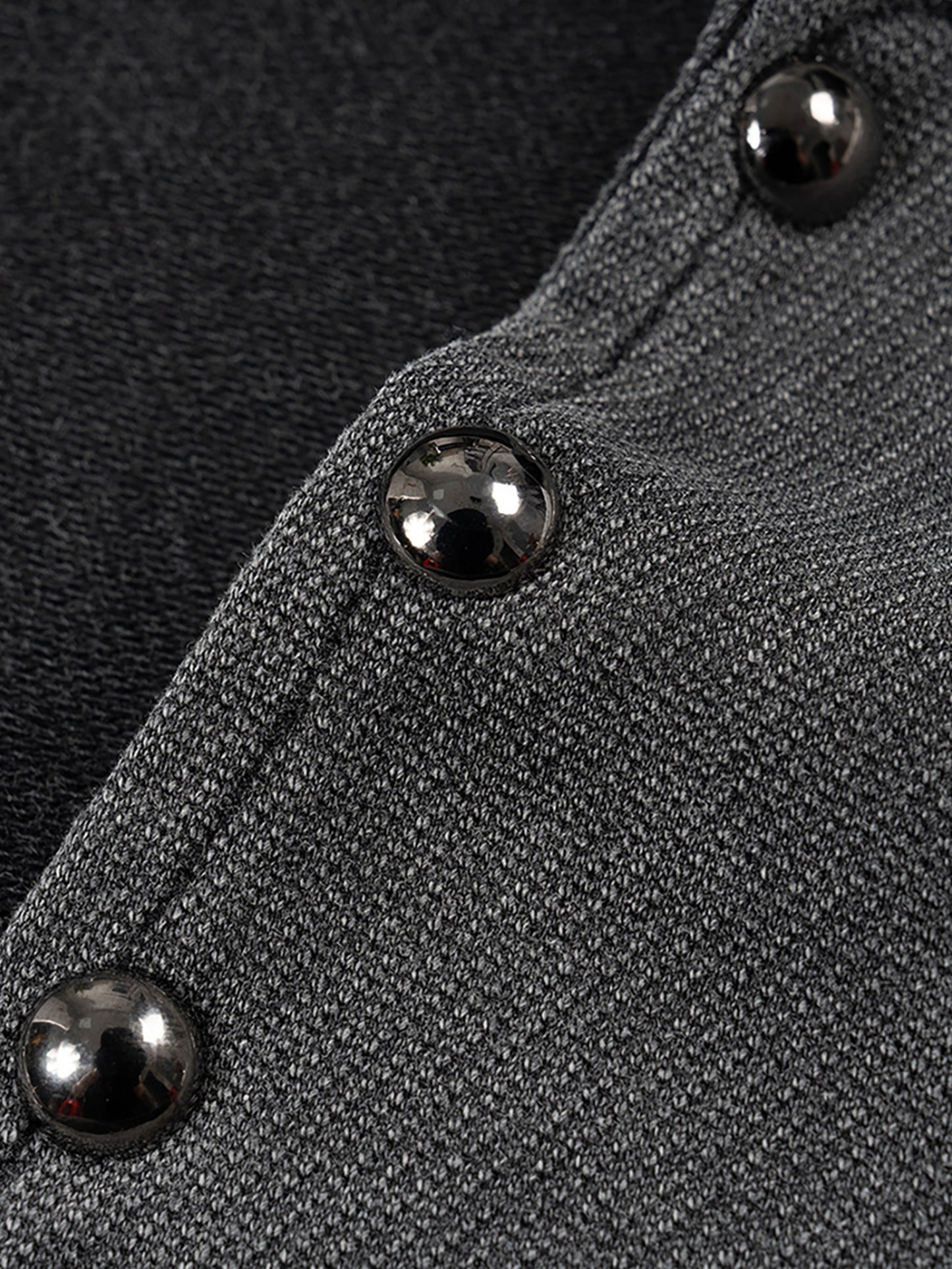 Close-up of premium cotton fabric on VÉRON washed tank top 2