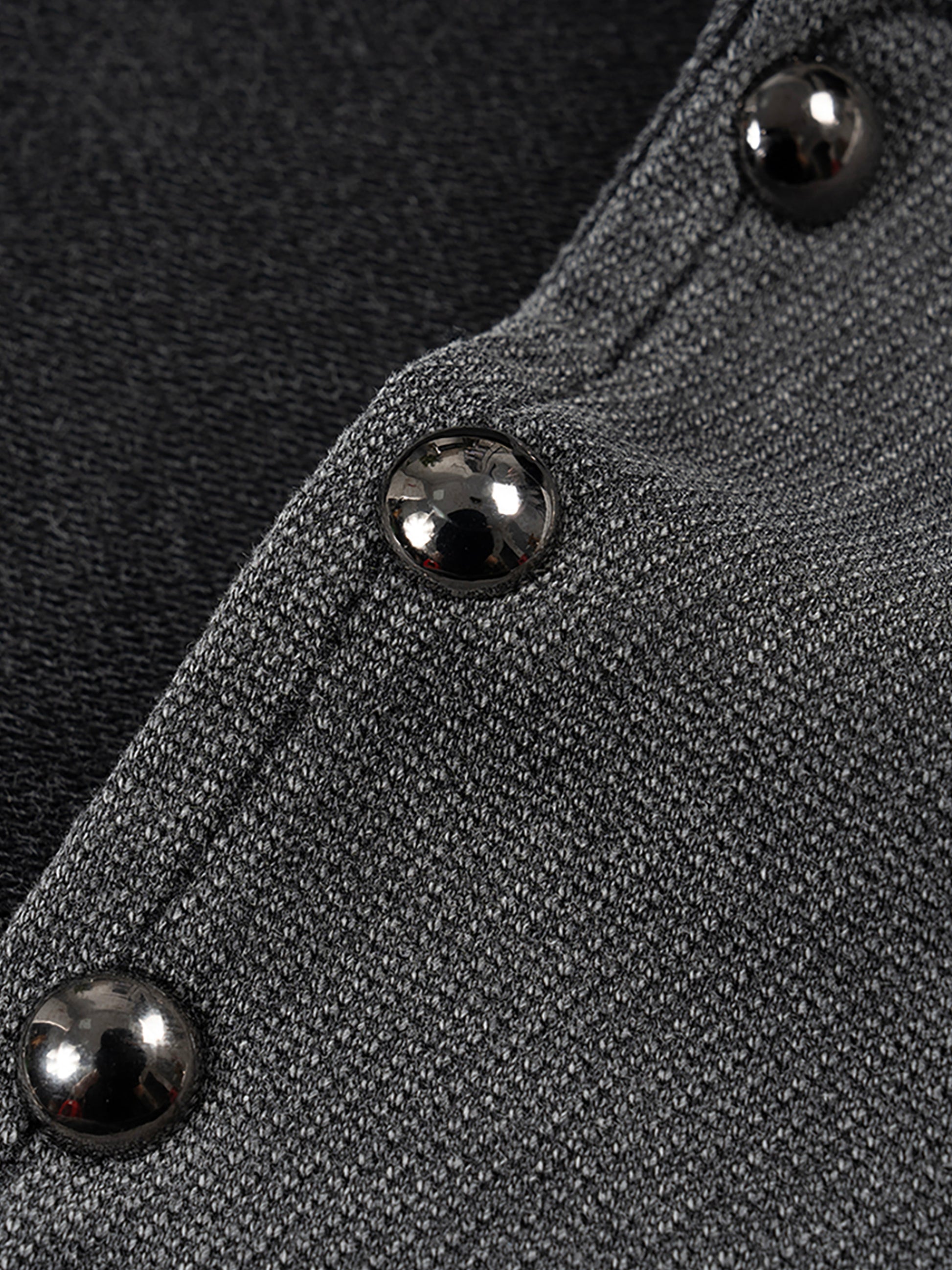 Close-up of premium cotton fabric on VÉRON washed tank top 2
