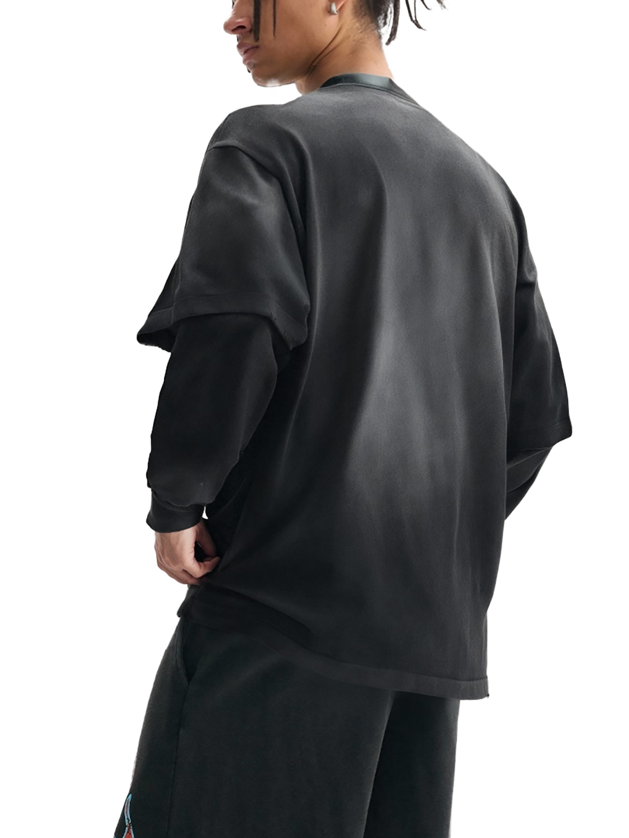 Model wearing VÉRON Cachemire designer two-piece shirt in modern fit 2