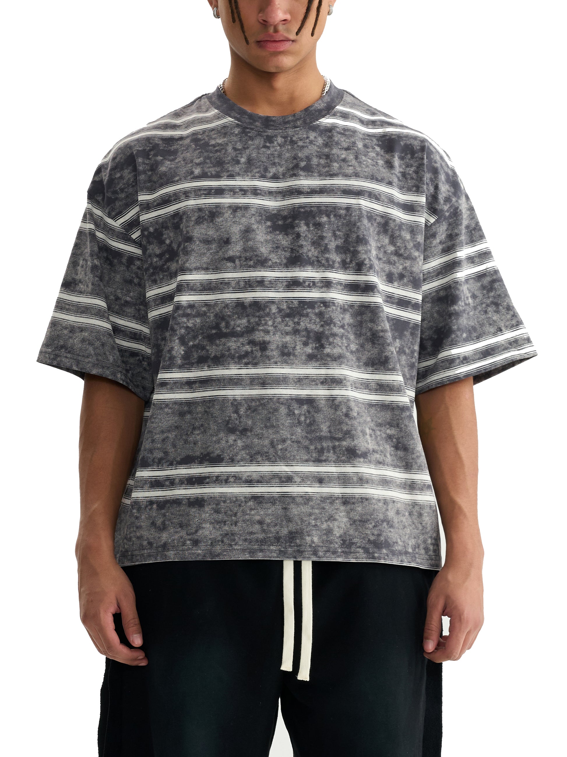Model styling VÉRON Orchidée Noire premium tee in streetwear outfit