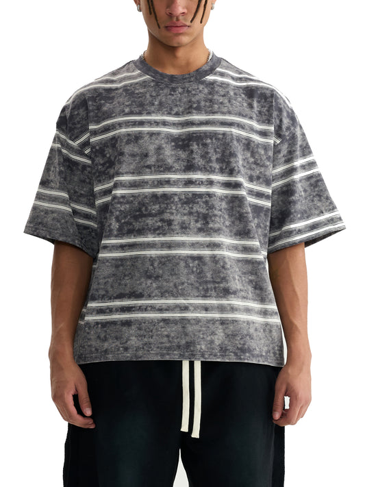 Model styling VÉRON Orchidée Noire premium tee in streetwear outfit