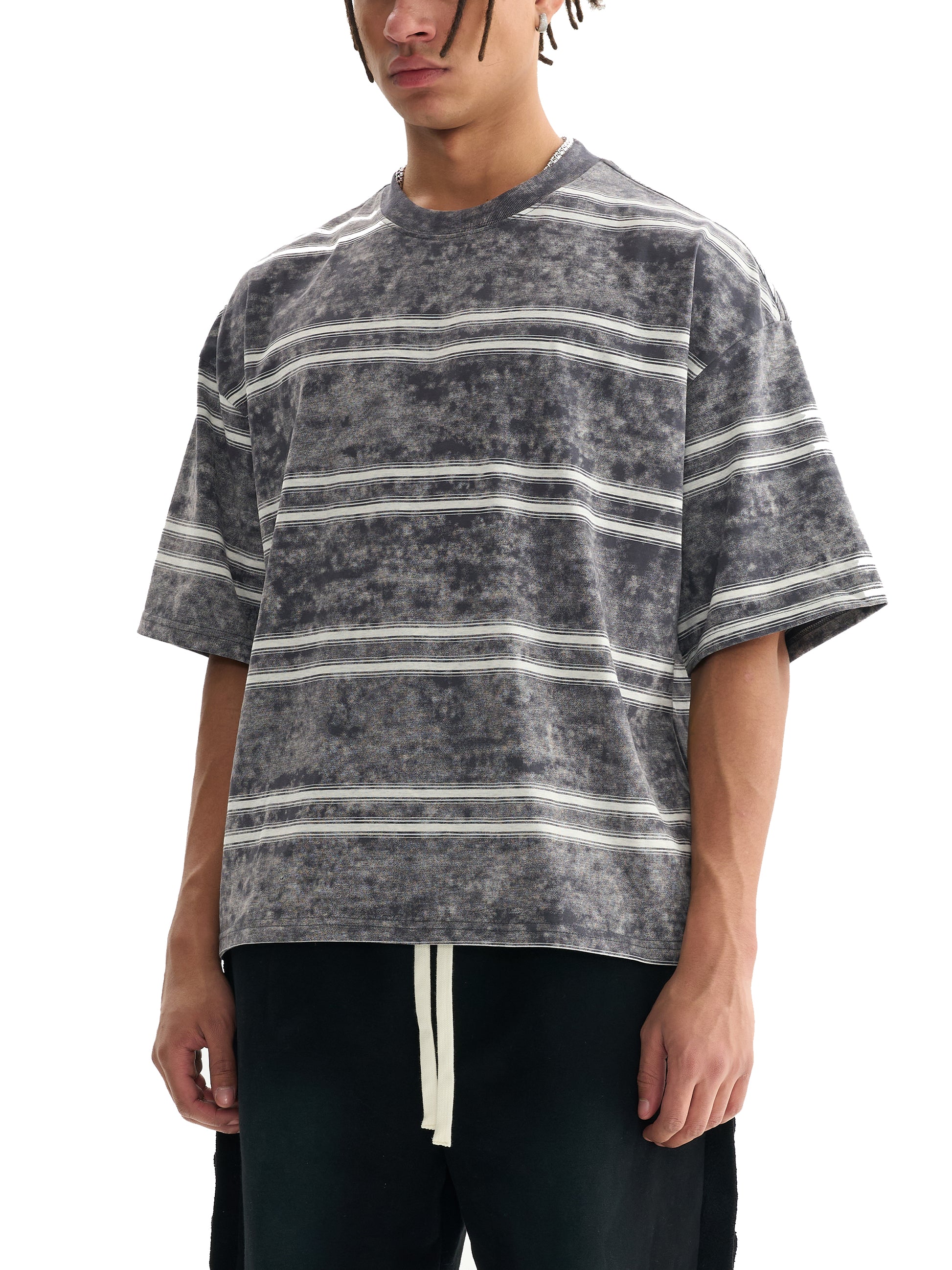 Model styling VÉRON Orchidée Noire premium tee in streetwear outfit 2