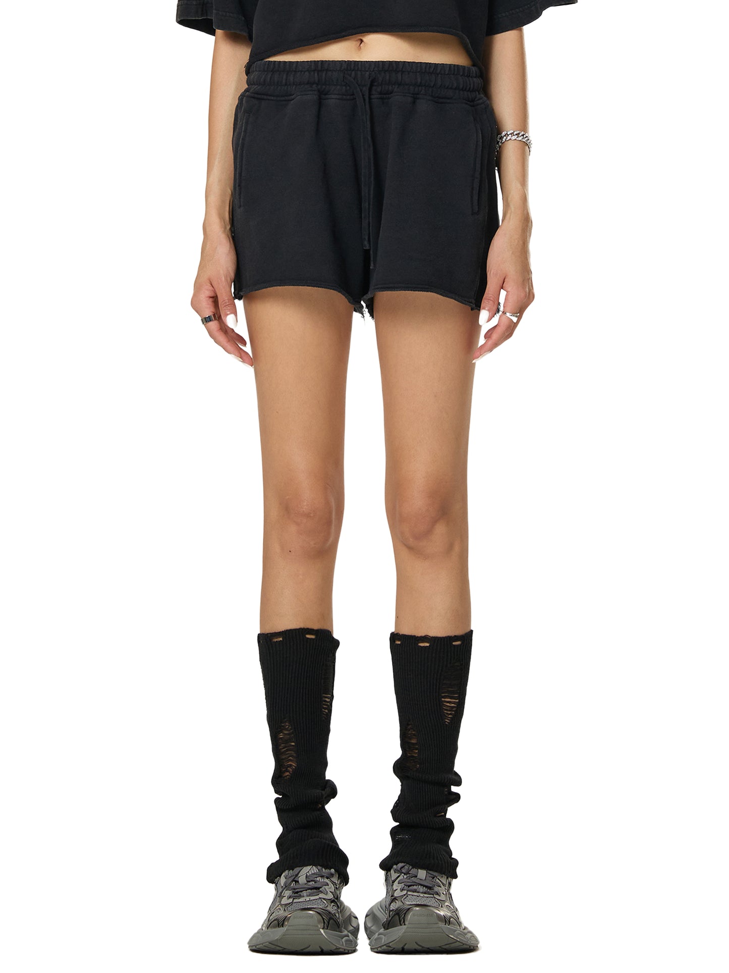 Model styling VÉRON Camille washed shorts 2