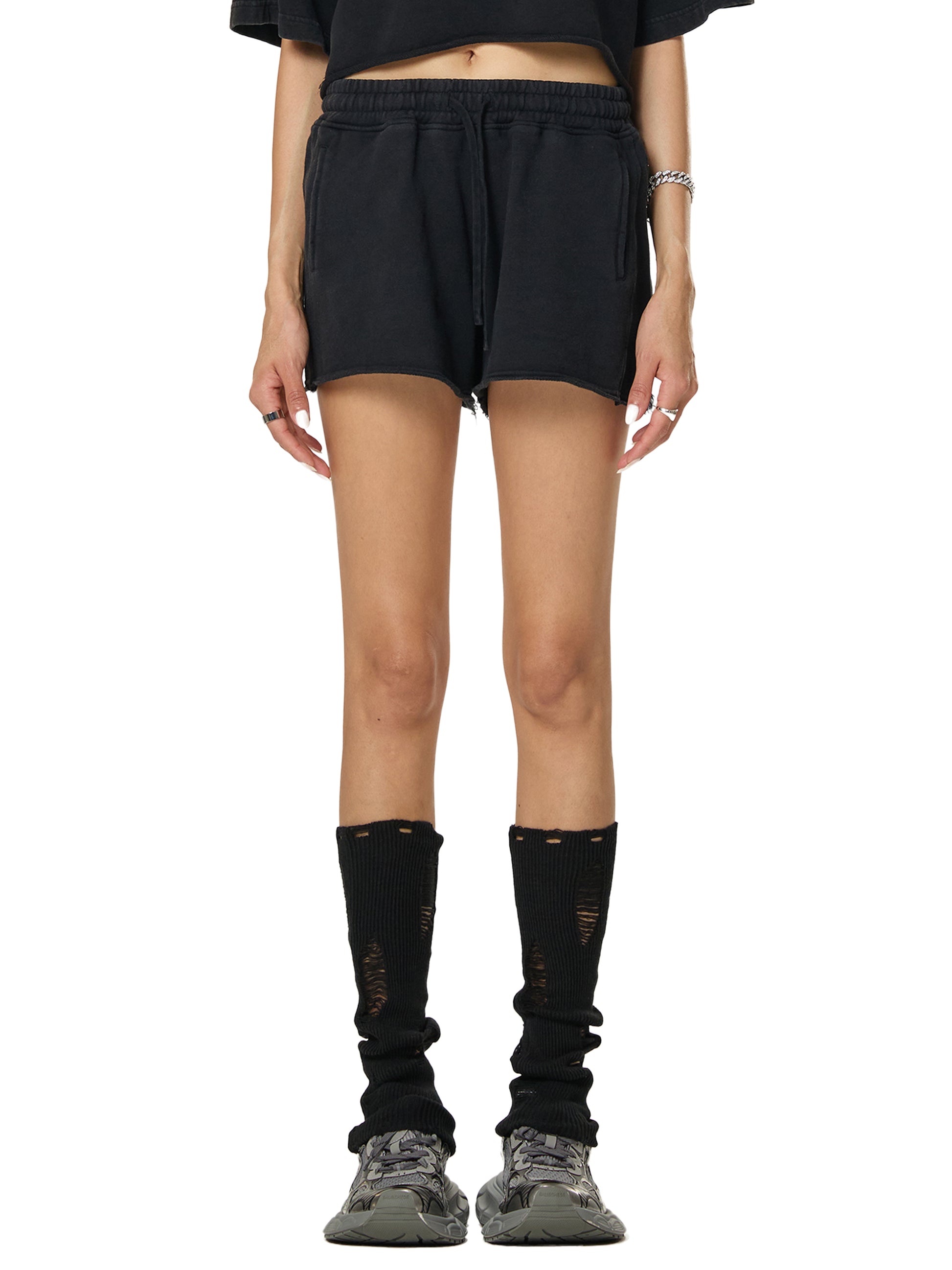 Model styling VÉRON Camille washed shorts 2