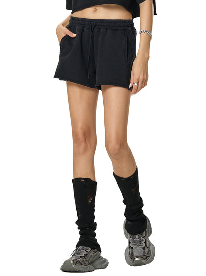 Model styling VÉRON Camille washed shorts 3