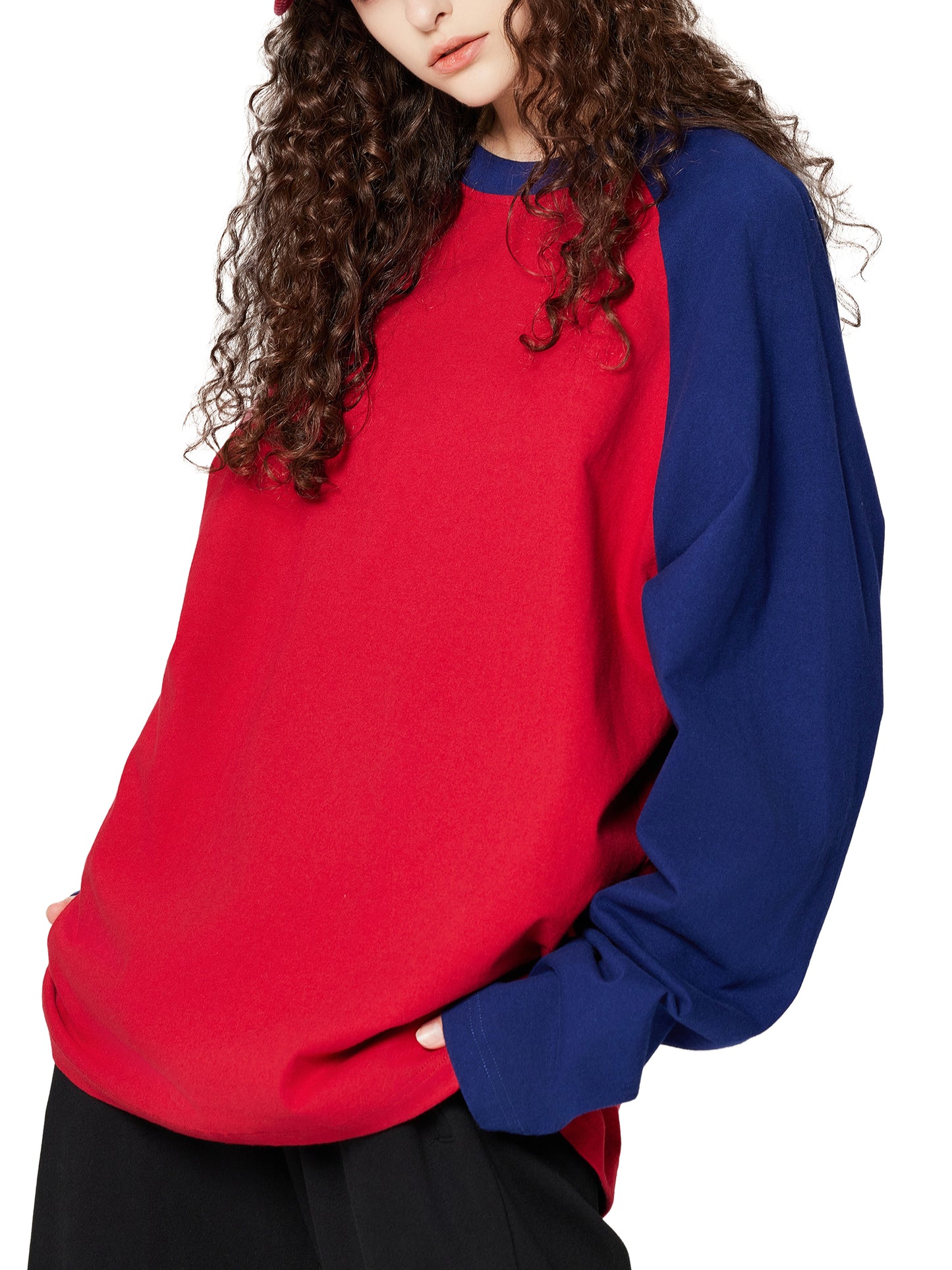 Model styling VÉRON La Fille long sleeve in casual urban outfit 3