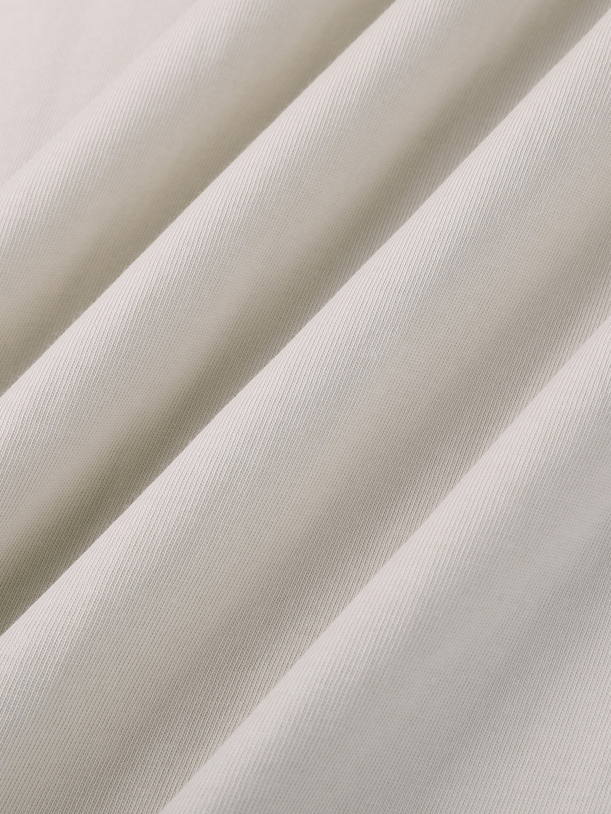 Close-up of VÉRON Lauriston premium shirt cotton fabric 5.

