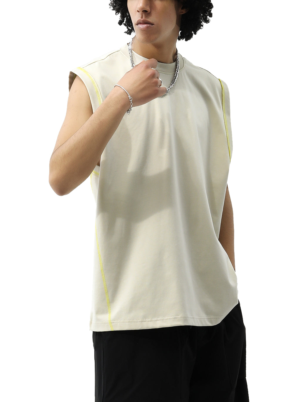 Model wearing VÉRON Le Mirage streetwear tank top casual fit 1