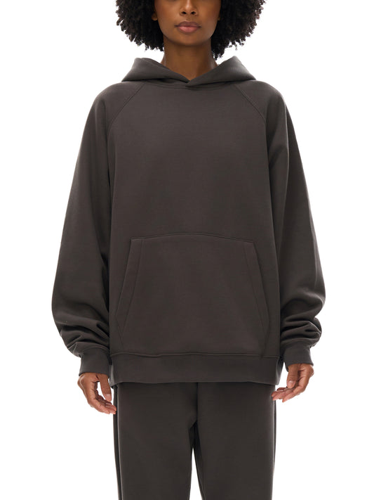Model styling VÉRON Élégance Opale hoodie in modern streetwear outfit 1