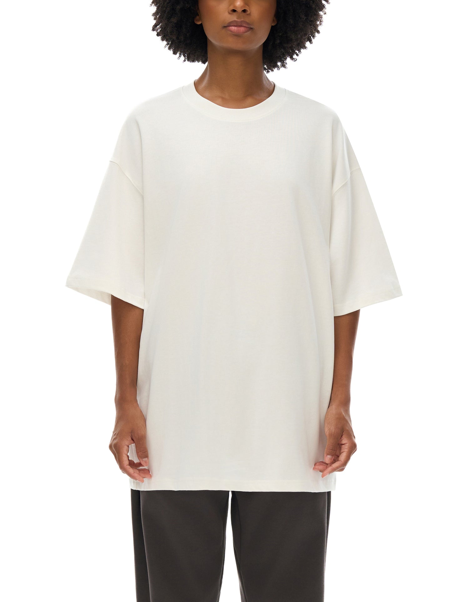 Model styling VÉRON Majesté Dorée streetwear T-shirt with urban outfit 1