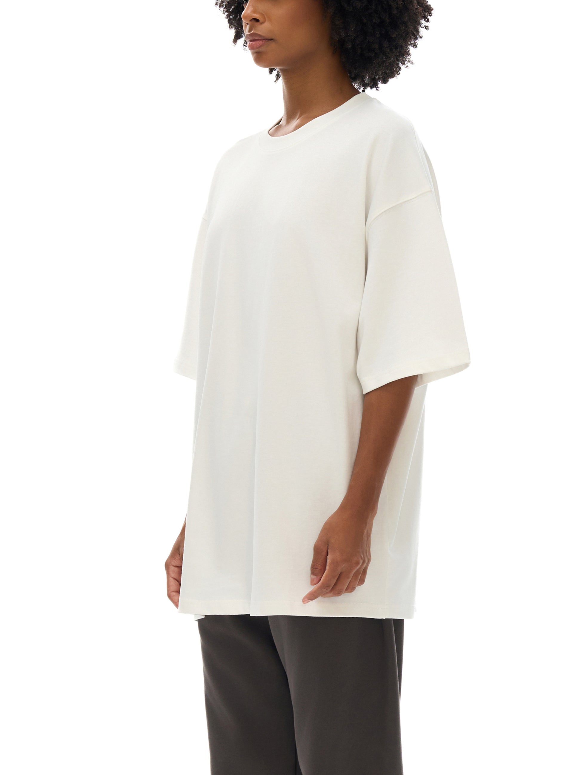 Model styling VÉRON Majesté Dorée streetwear T-shirt with urban outfit 2