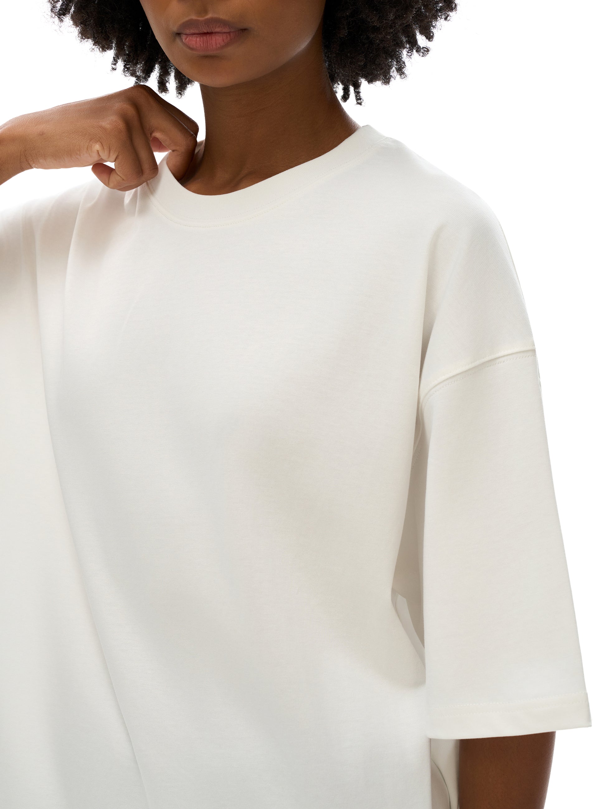Model styling VÉRON Majesté Dorée streetwear T-shirt with urban outfit 4