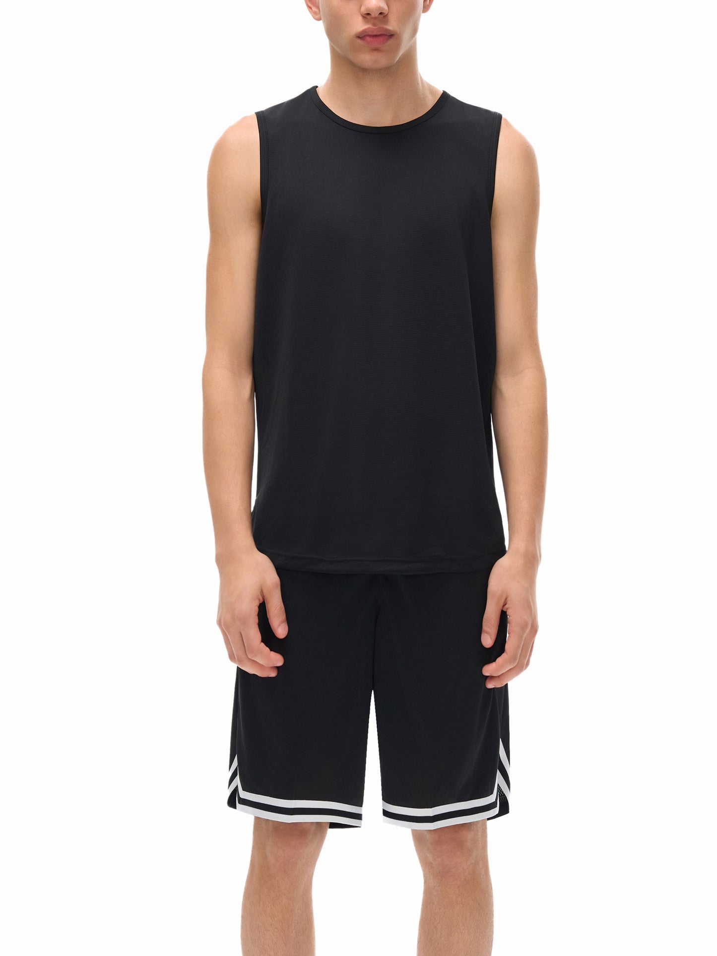 Model wearing VÉRON Rubis tank top with casual summer outfit 2