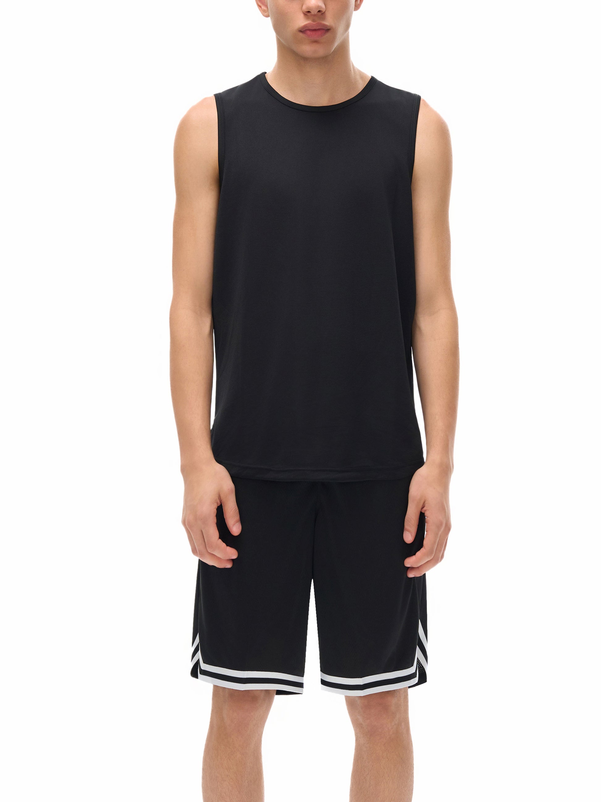Model wearing VÉRON Rubis tank top with casual summer outfit 2