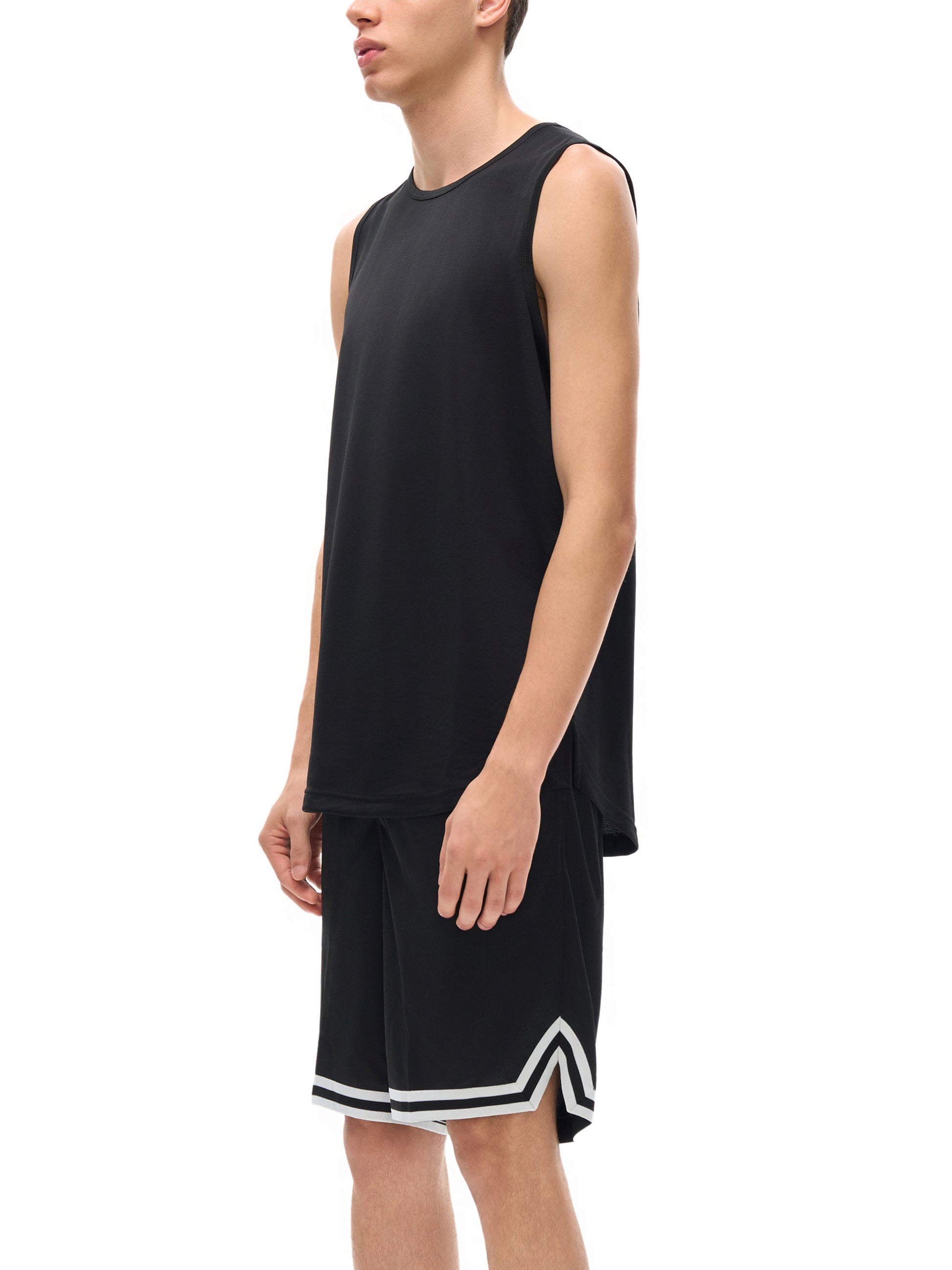 Model wearing VÉRON Rubis tank top with casual summer outfit 4
