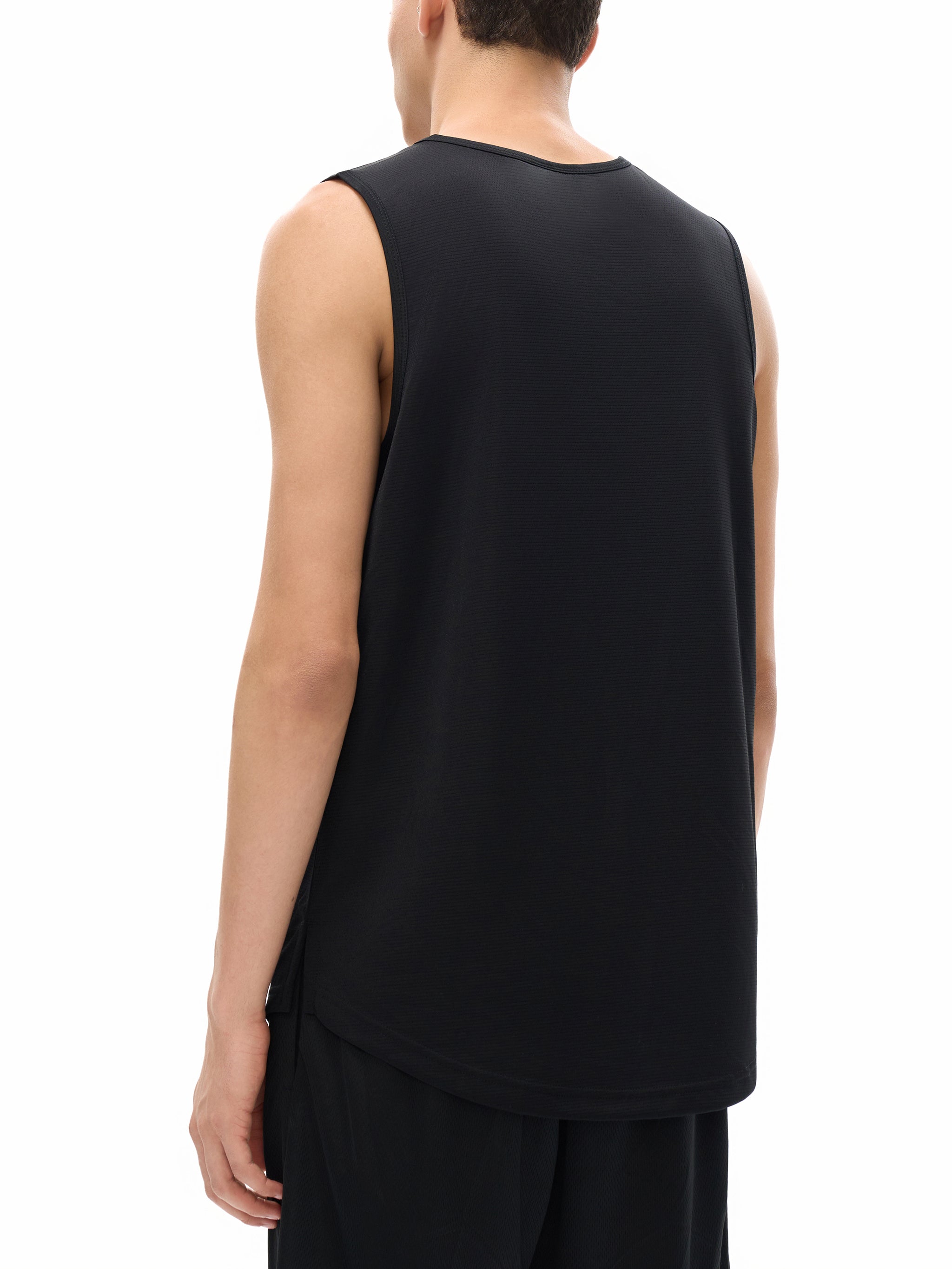 Model wearing VÉRON Rubis tank top with casual summer outfit 3