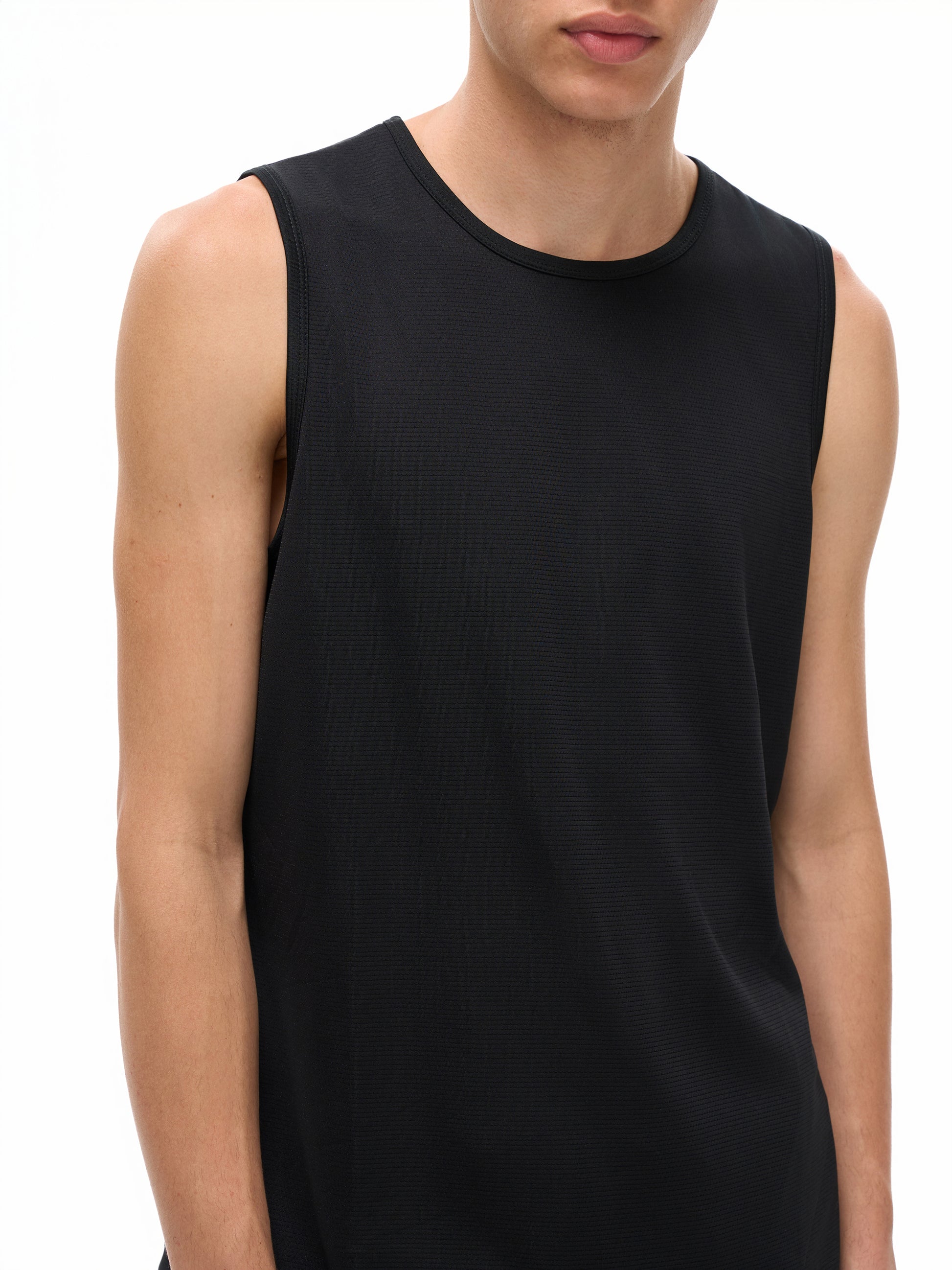 Model wearing VÉRON Rubis tank top with casual summer outfit 1