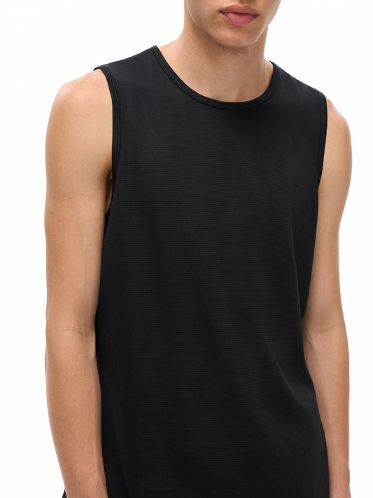Model wearing VÉRON Rubis tank top with casual summer outfit 1