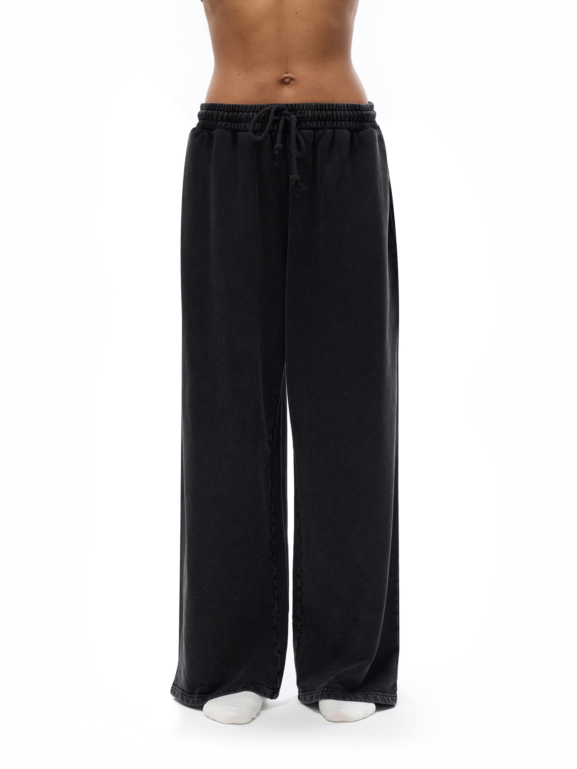 Model styling VÉRON Le Mirage washed pants 5